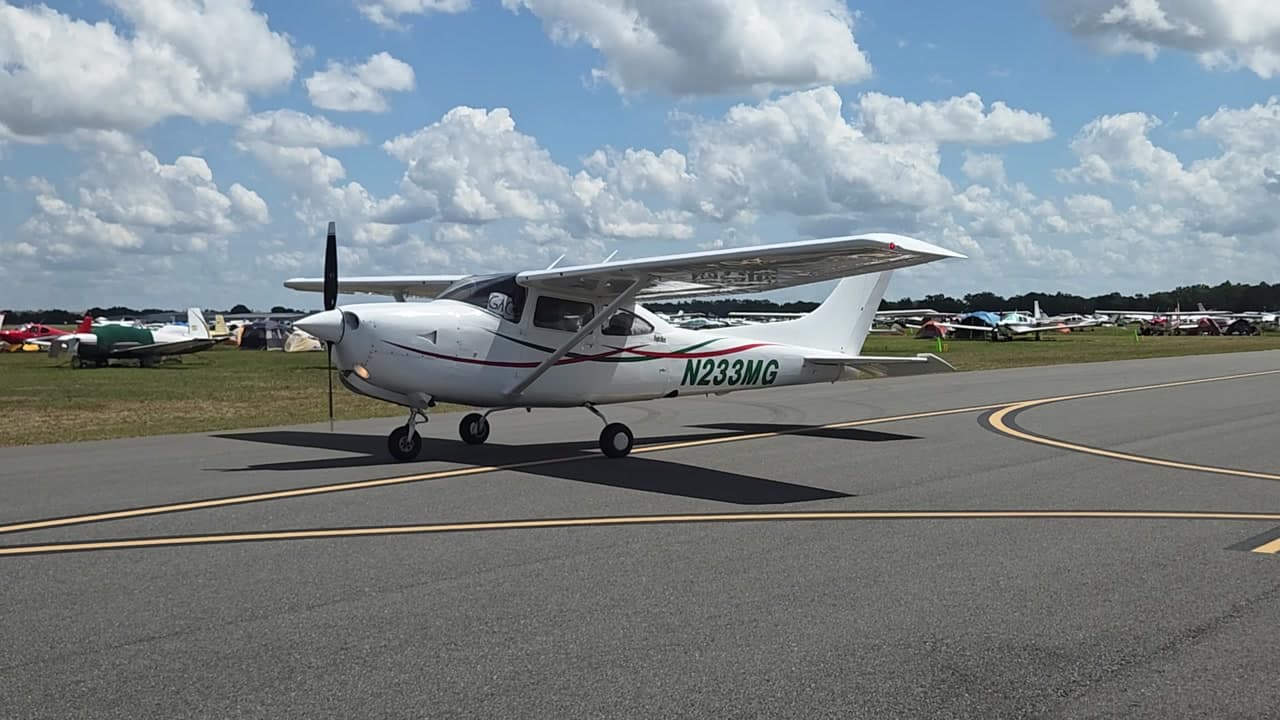 N233MG at KLAL