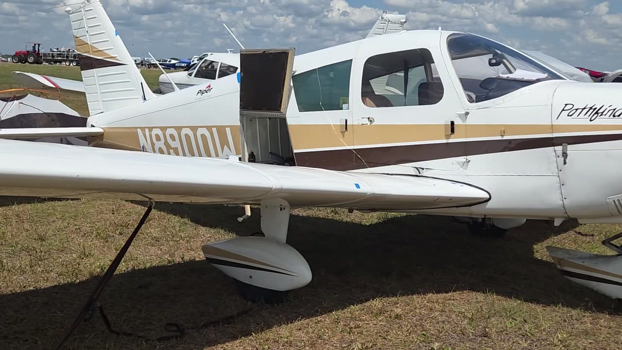 N8900W at KLAL