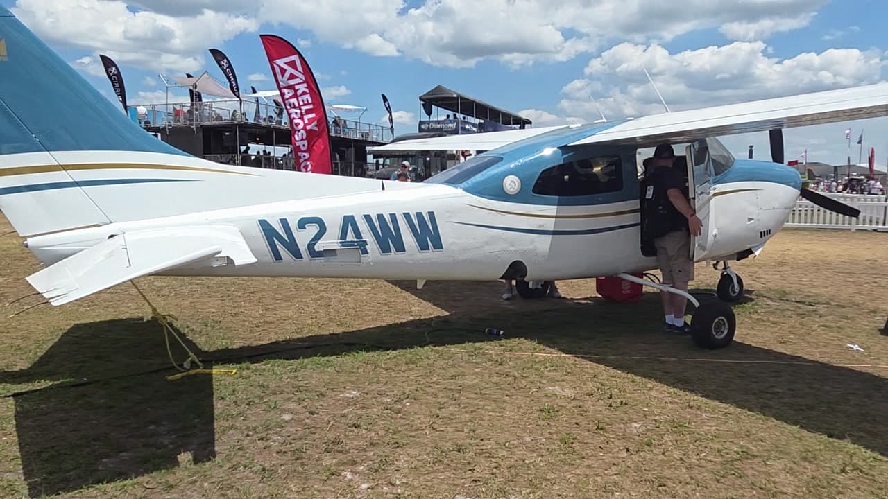 N24WW at KLAL