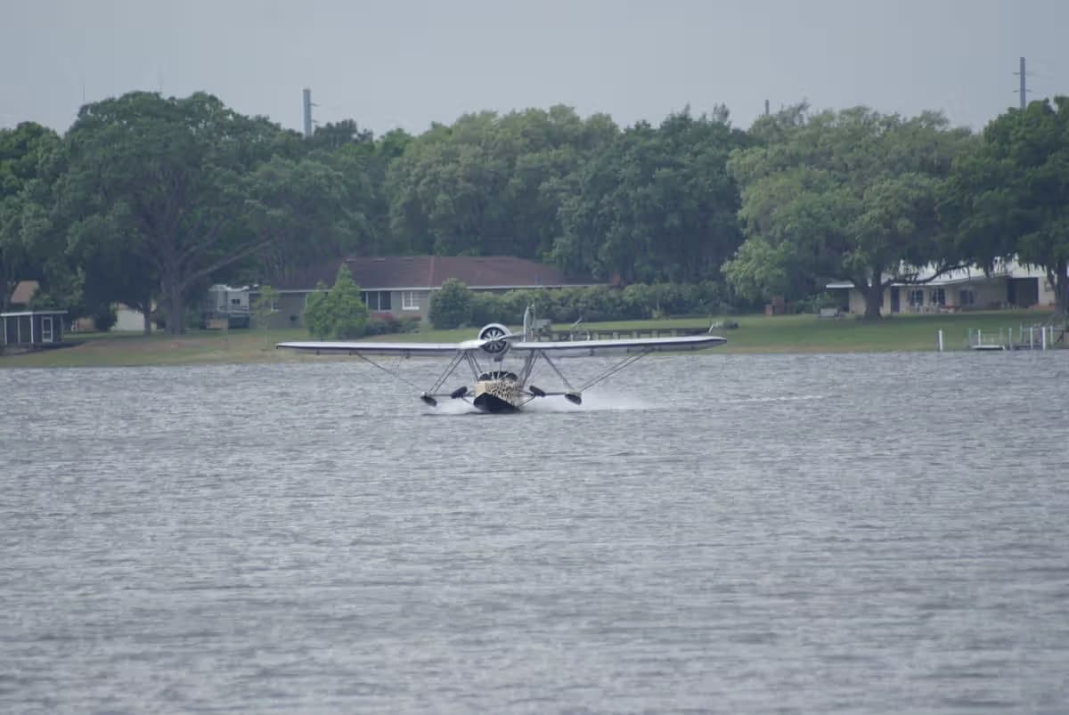 Unidentified — Single-engine aircraft