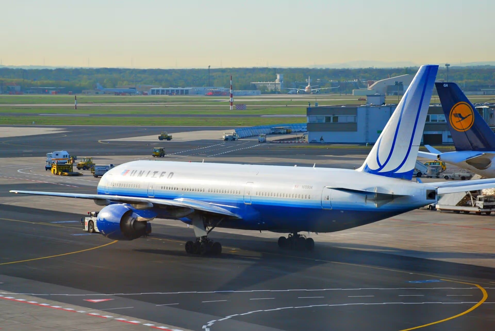 N769UA — Twin-engine aircraft