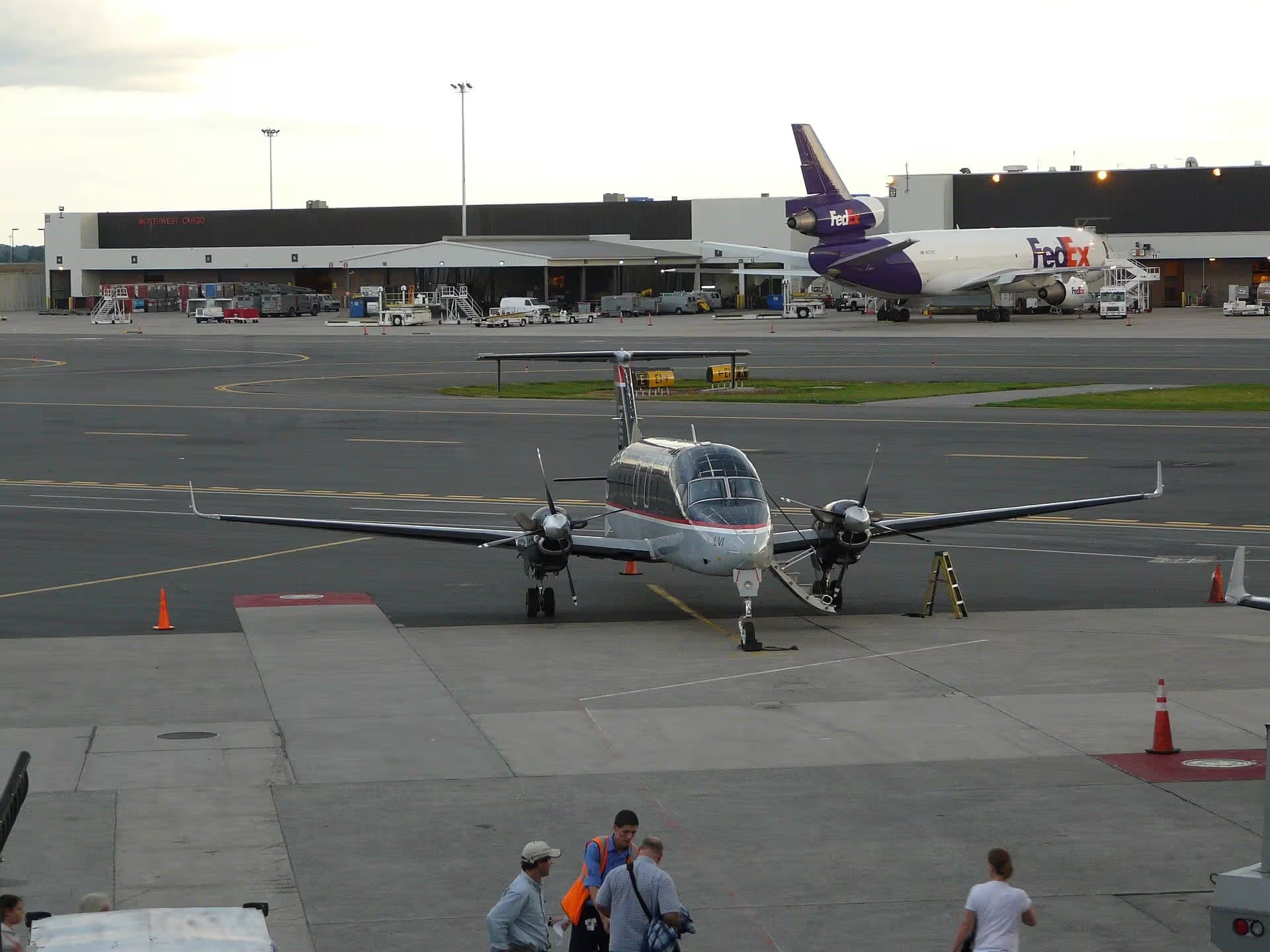 N373FE — Twin-engine aircraft
