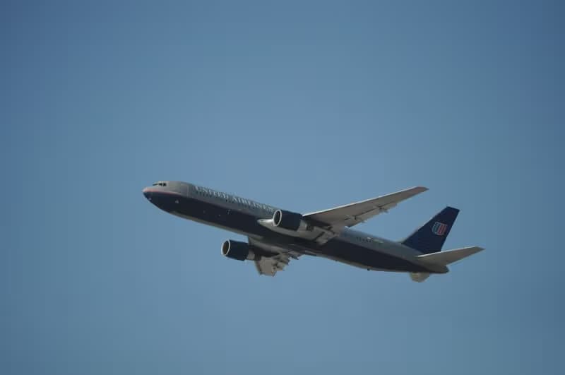 N673UA — Twin-engine aircraft
