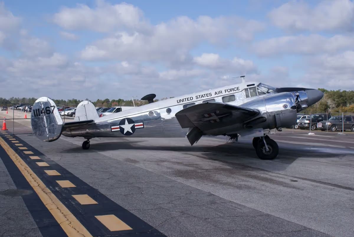 Unidentified — Twin-engine aircraft