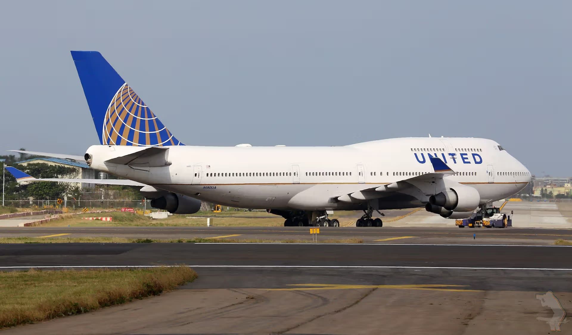N180UA — Boeing
