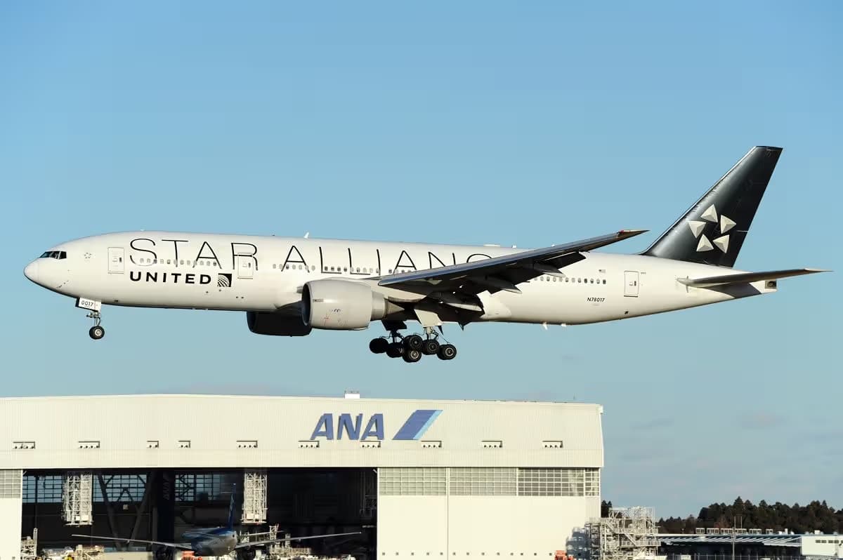 N78017 — Twin-engine aircraft
