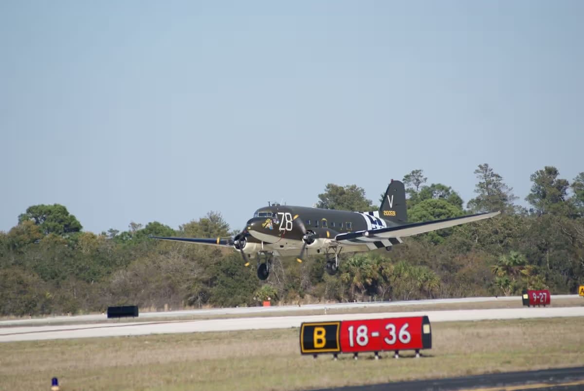 Unidentified — Twin-engine aircraft