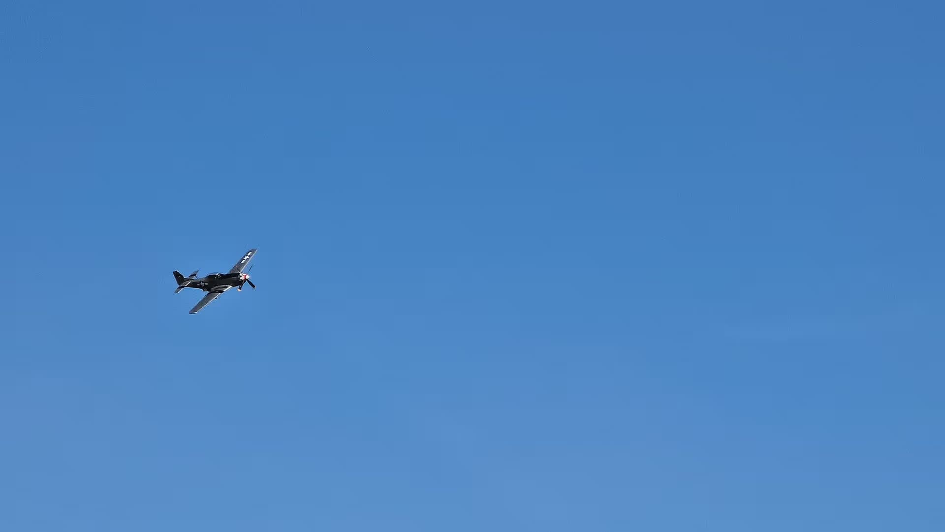 Unidentified — Single-engine aircraft