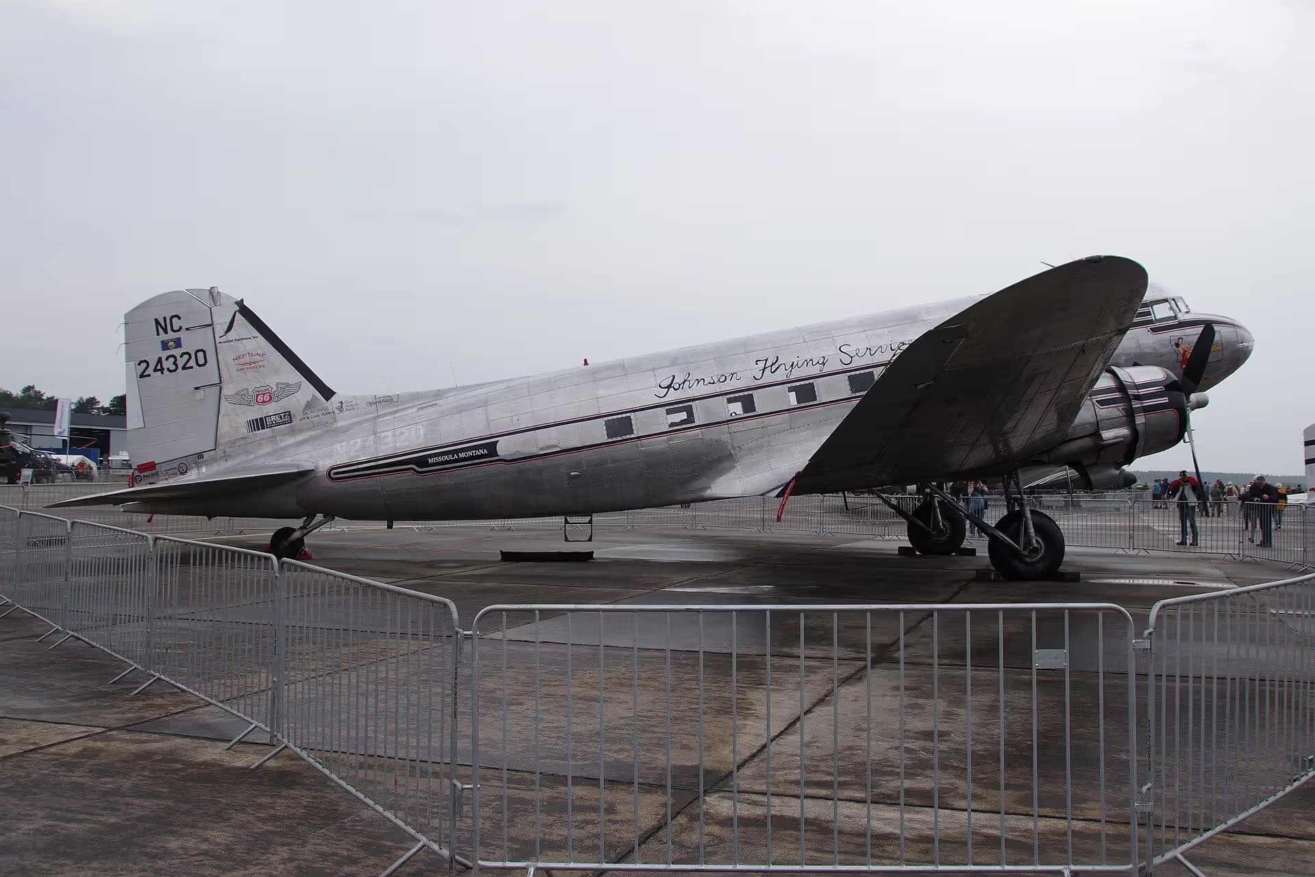 Unidentified — Twin-engine aircraft
