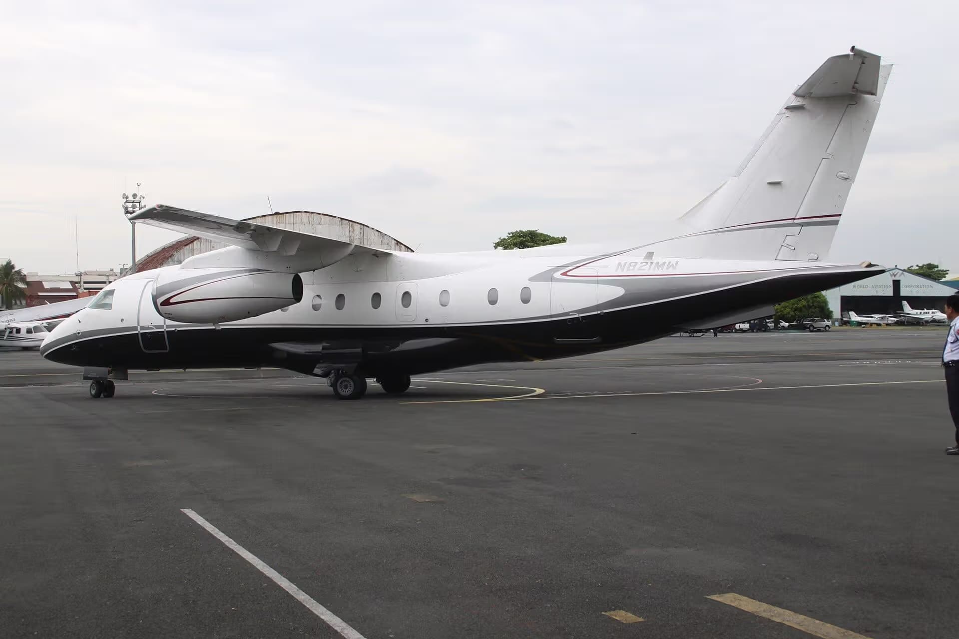 N821MW — Twin-engine aircraft
