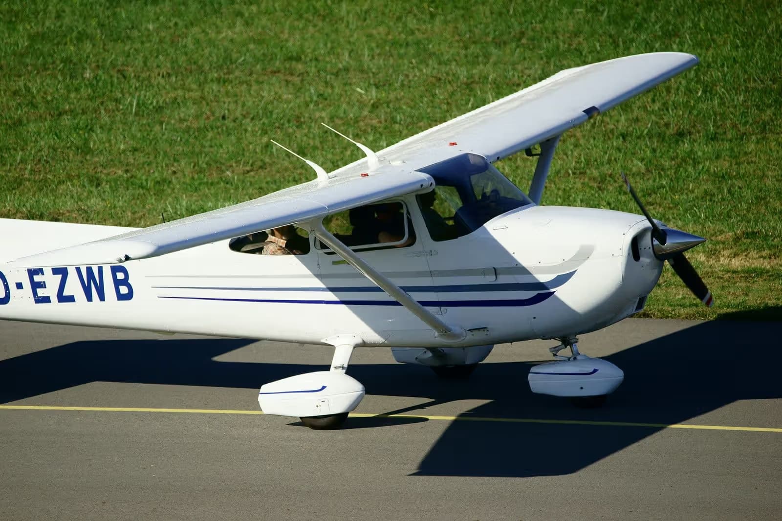D-EZWB — Single-engine aircraft