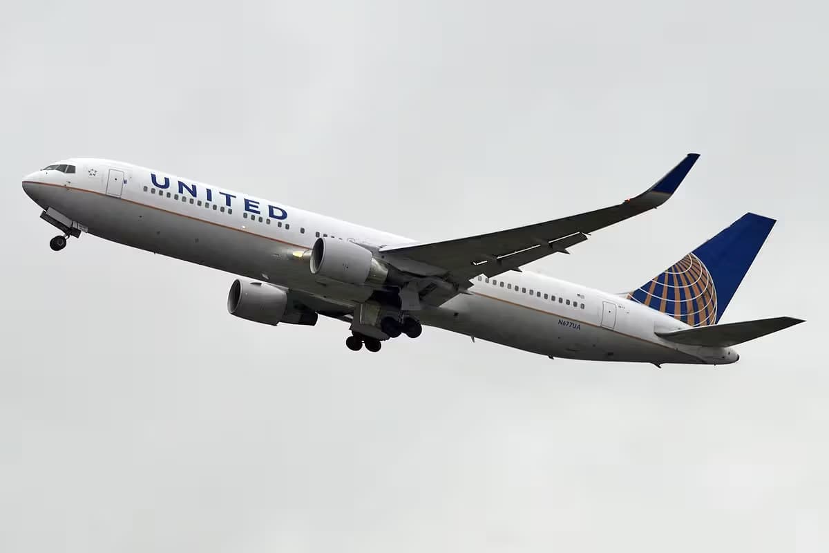 N677UA — Twin-engine aircraft
