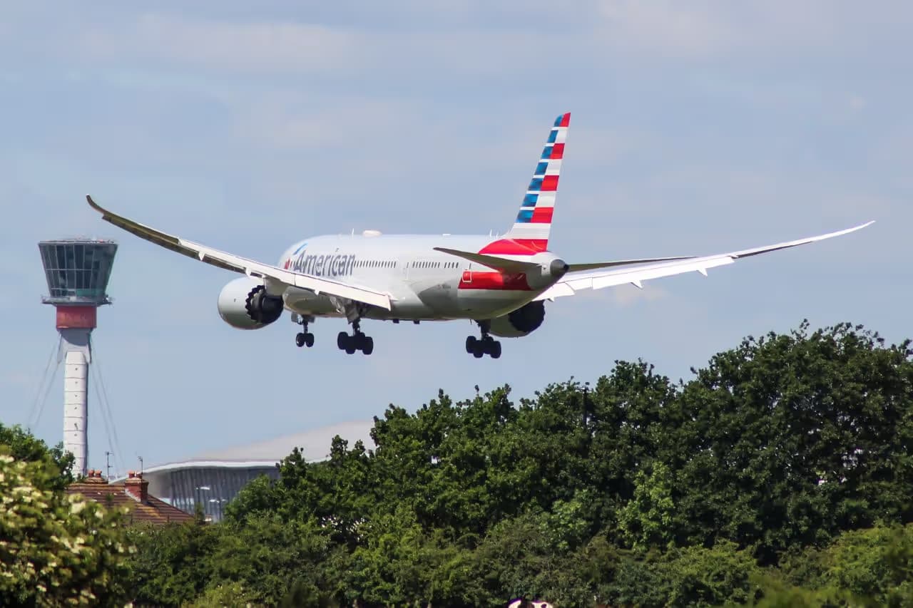 N814AA — Twin-engine aircraft