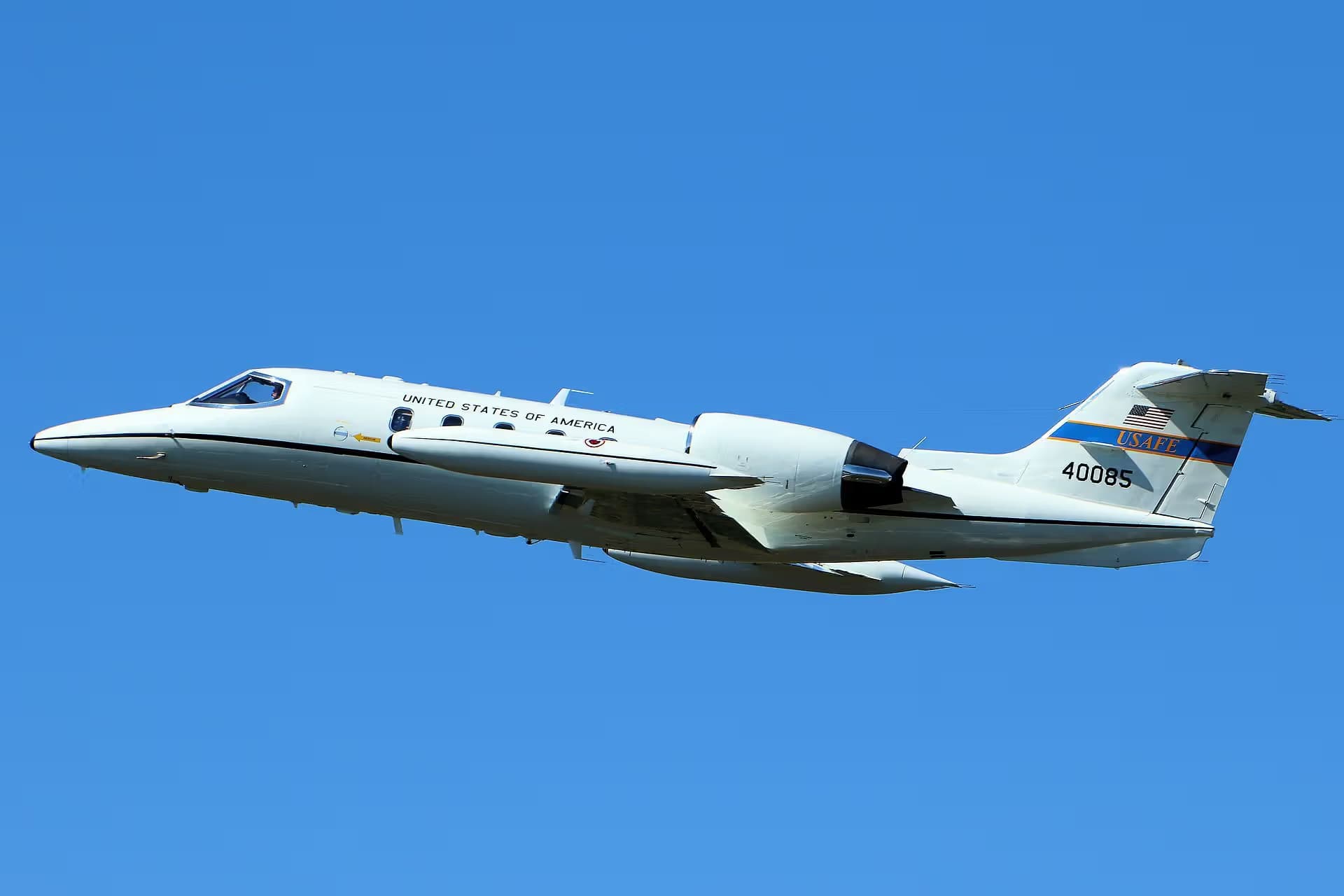 Unidentified — Twin-engine aircraft