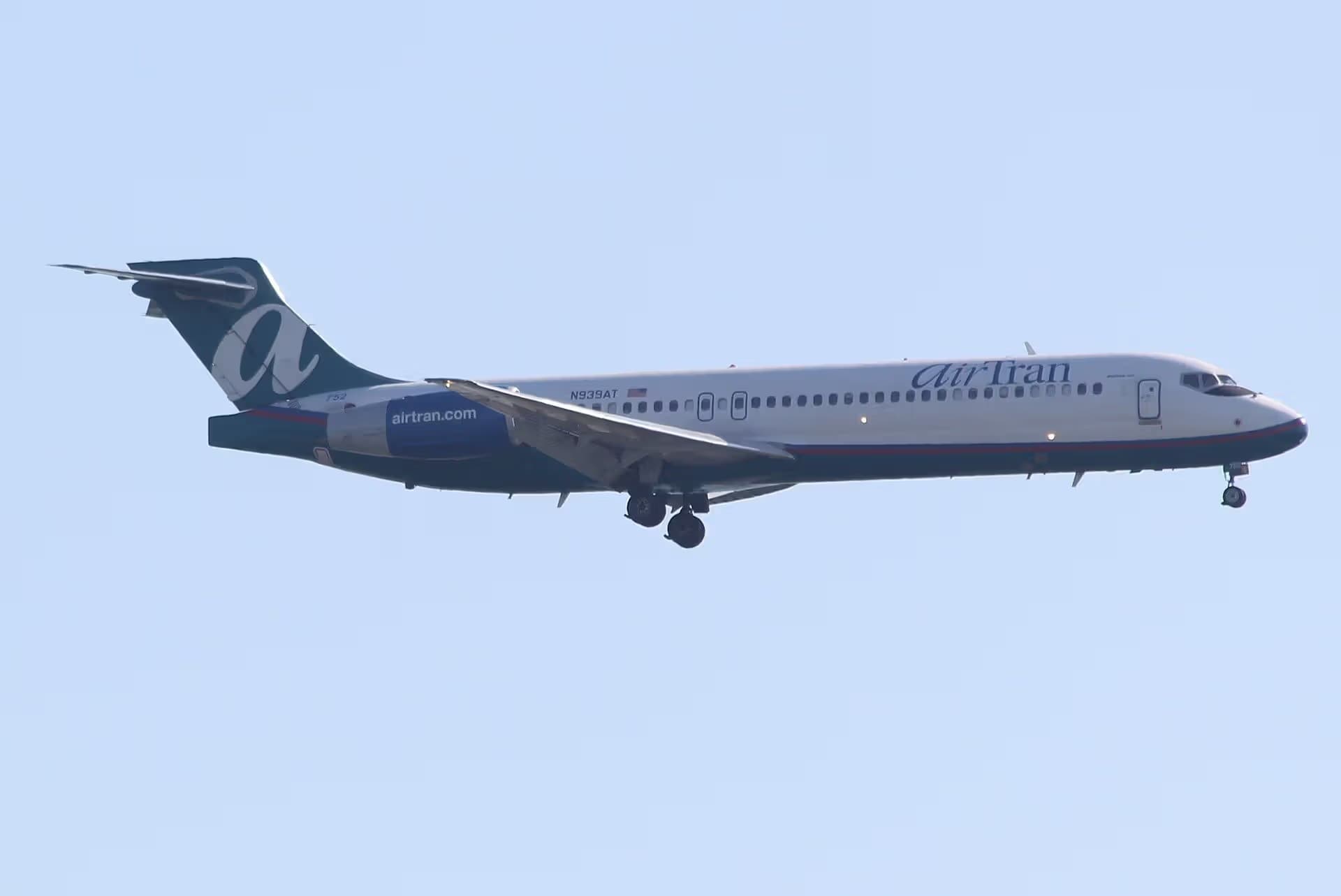 N939AT — Twin-engine aircraft