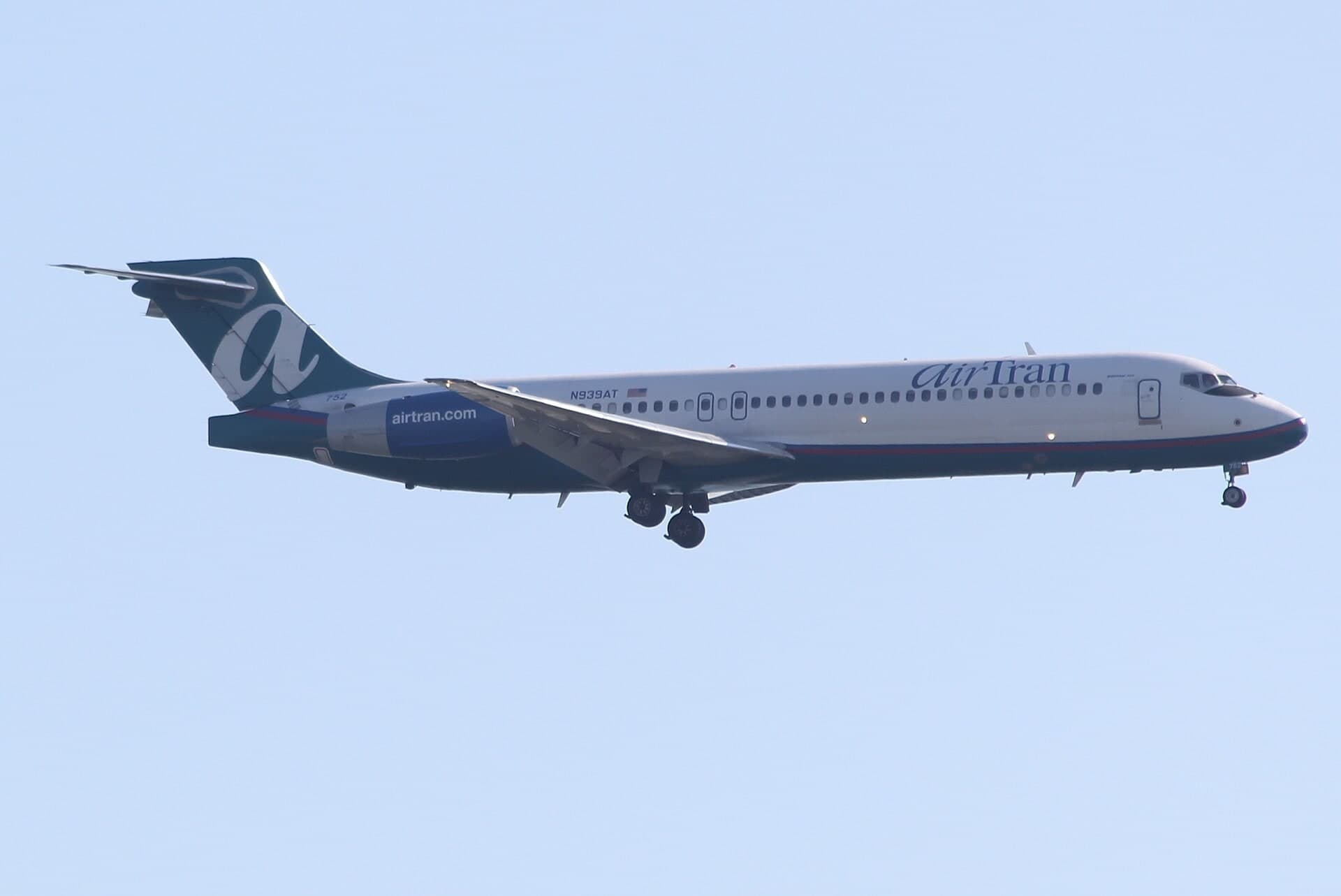 N939AT — Twin-engine aircraft