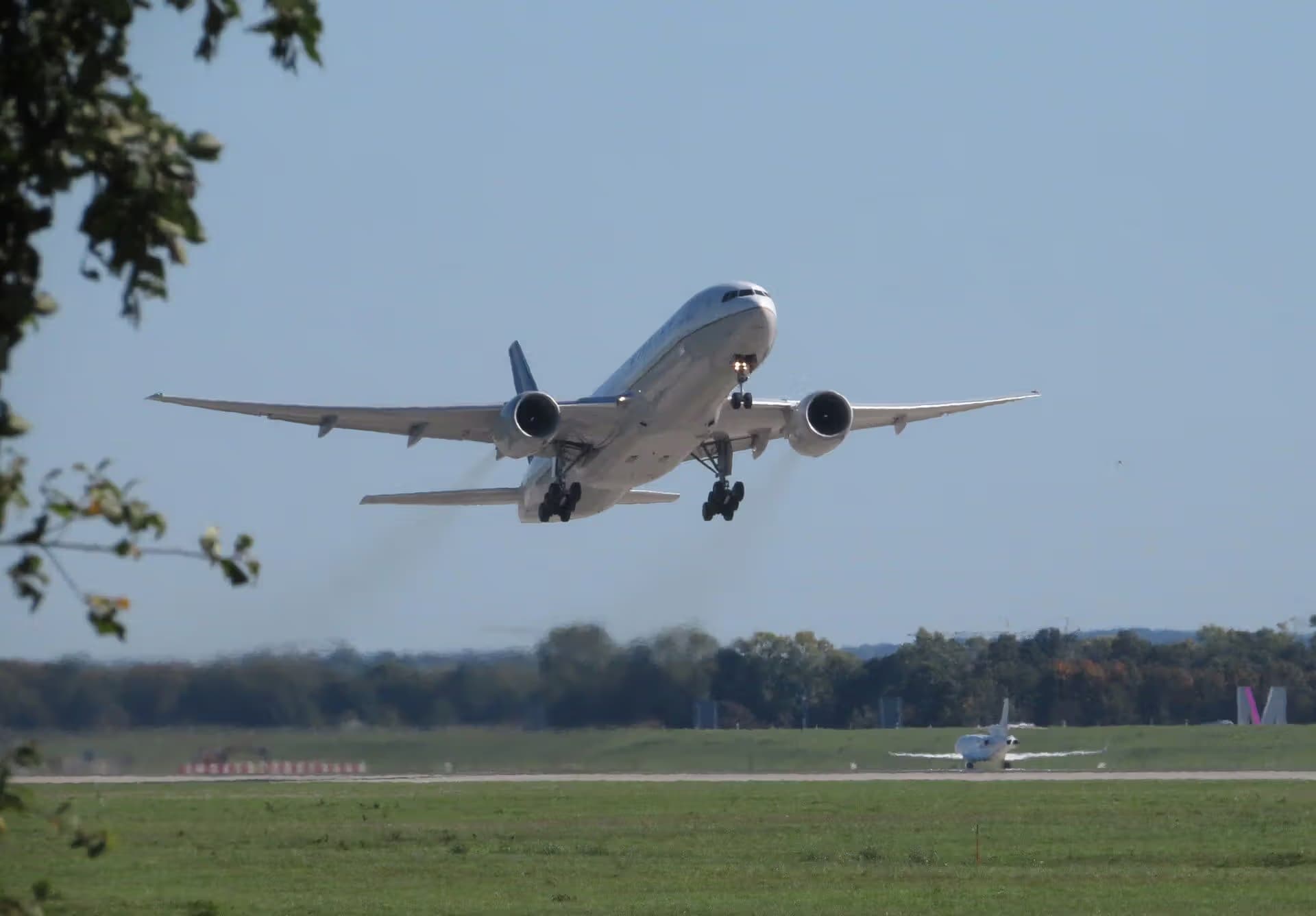 N784UA — Twin-engine aircraft at Munich Airport