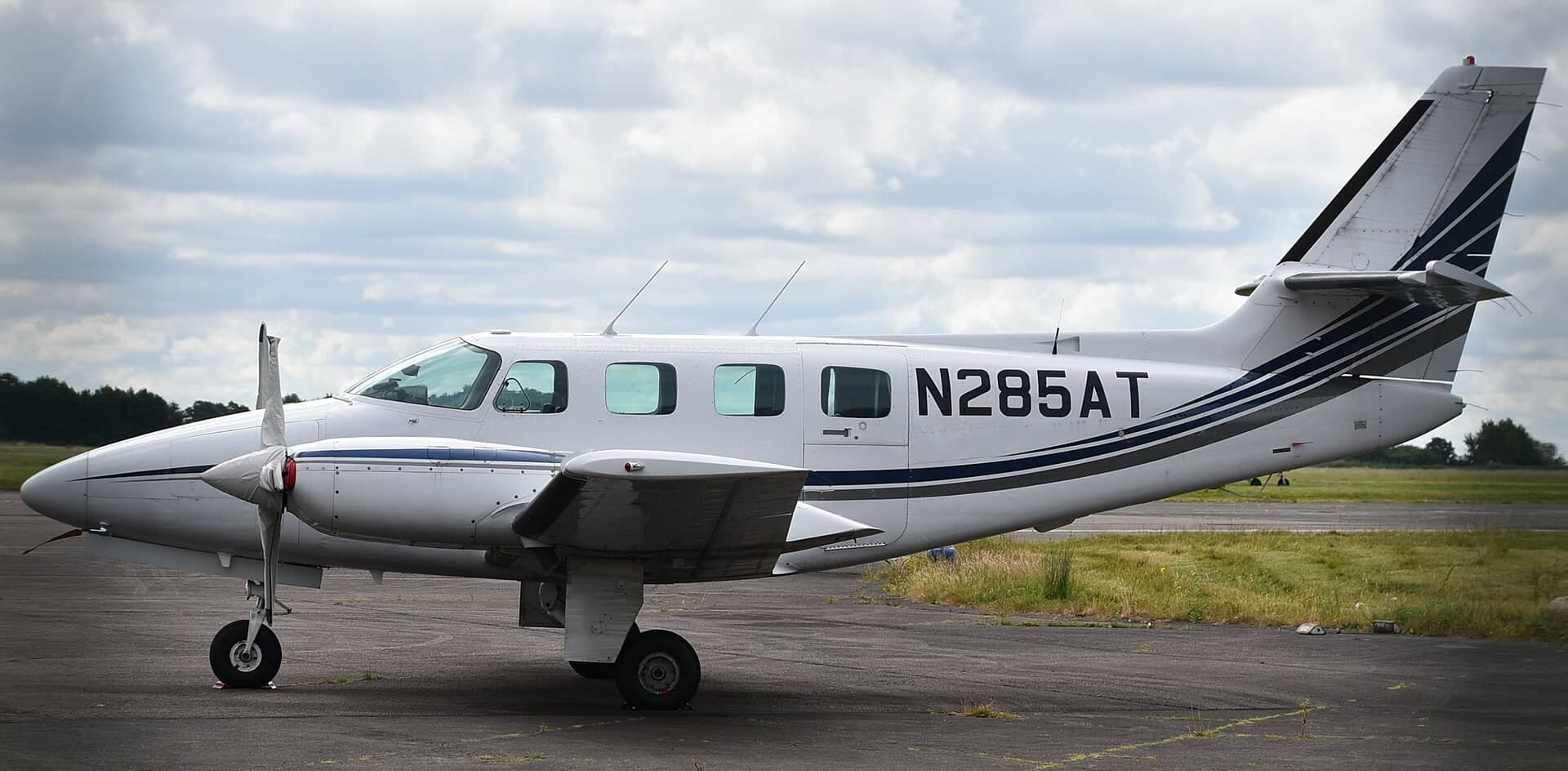 N285AT — Twin-engine aircraft