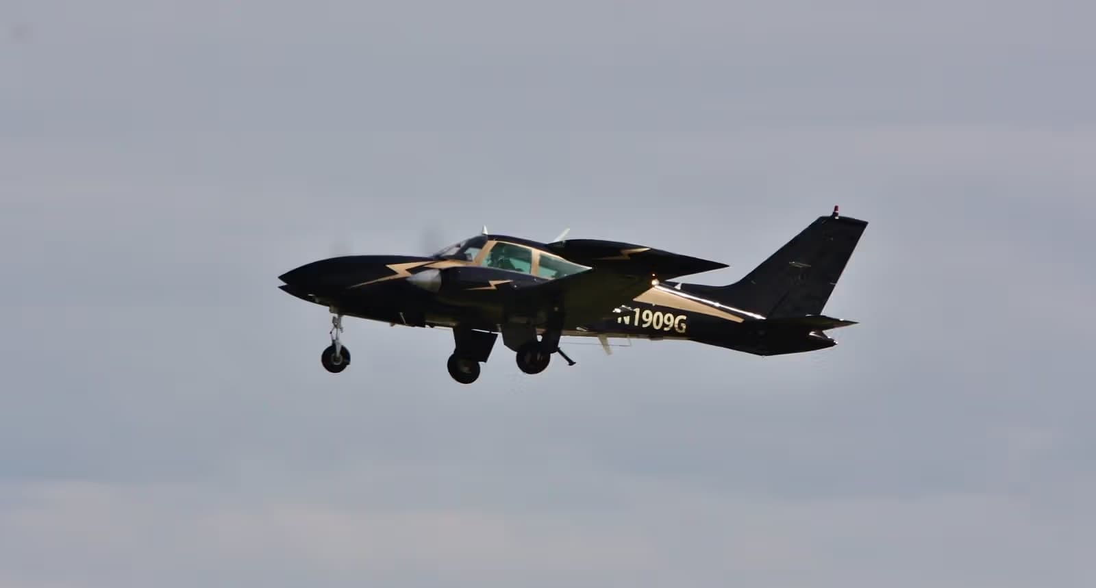 N1909G — Twin-engine aircraft