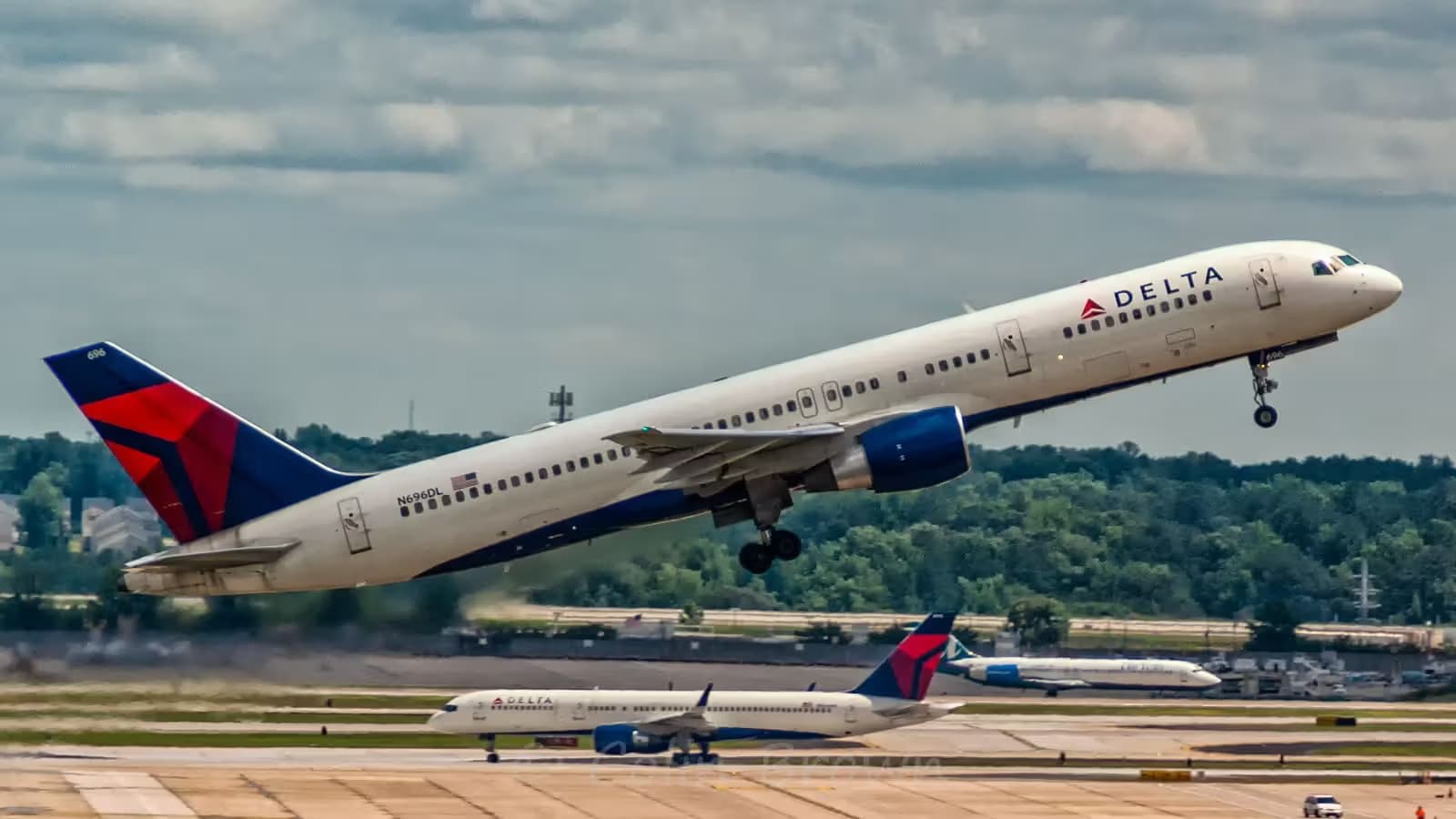 N696DL — Boeing