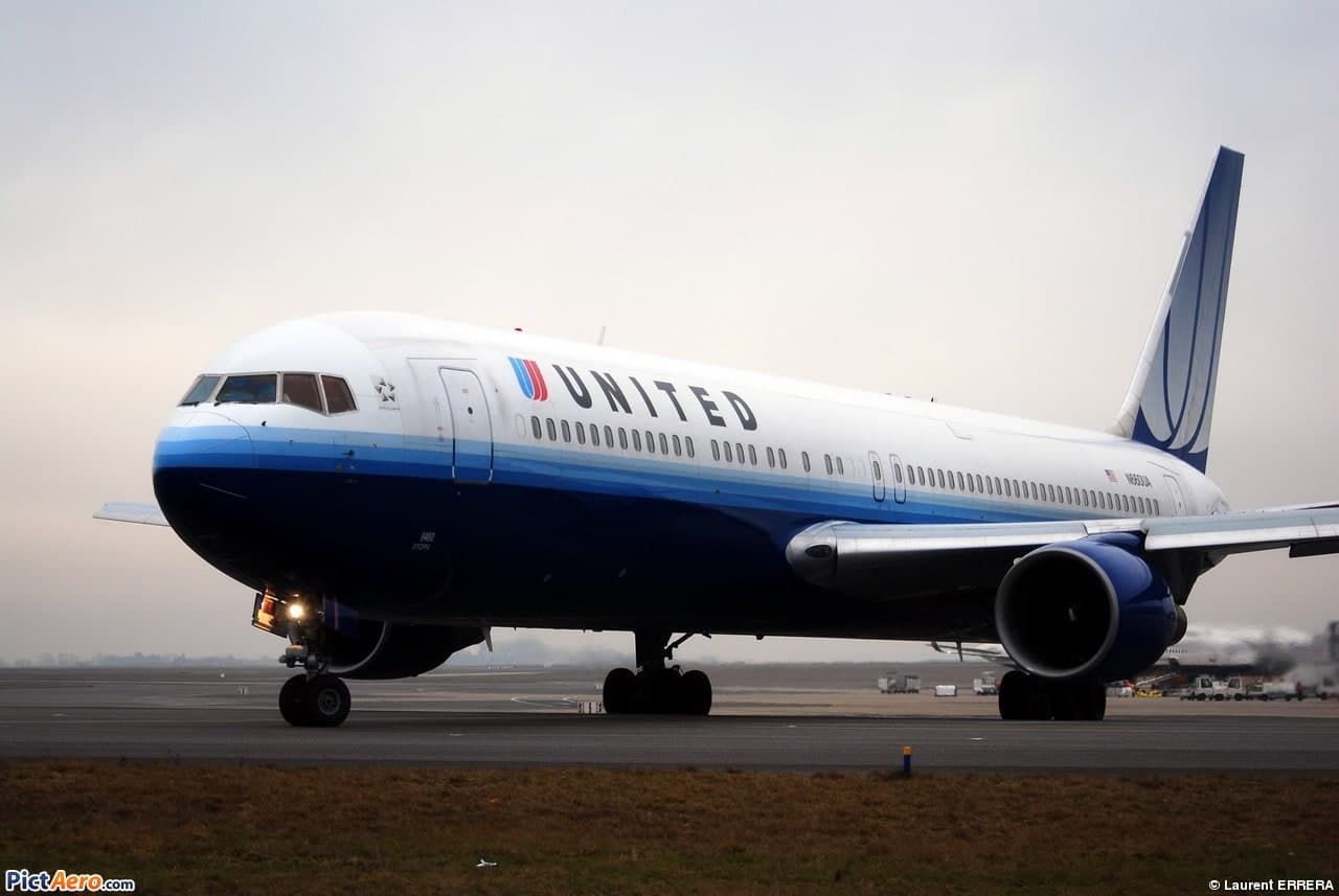 N660UA — Twin-engine aircraft