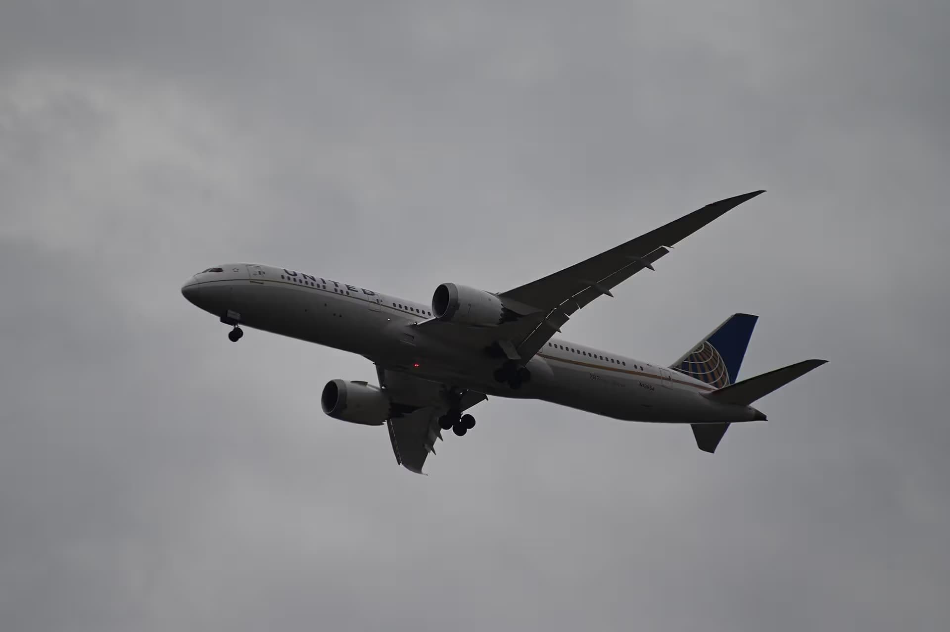 N13954 — Twin-engine aircraft