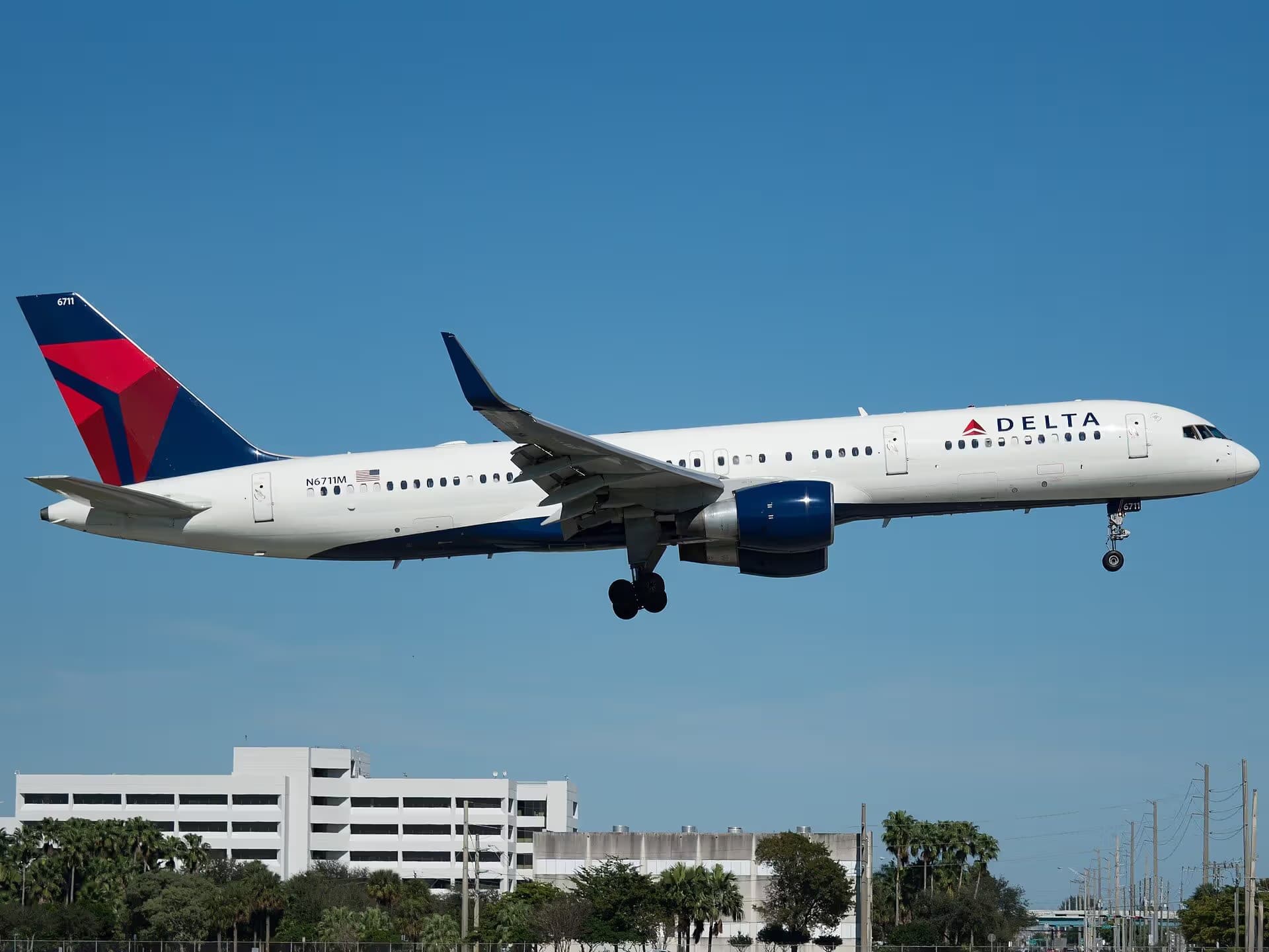 N6711M — Twin-engine aircraft at Miami International Airport