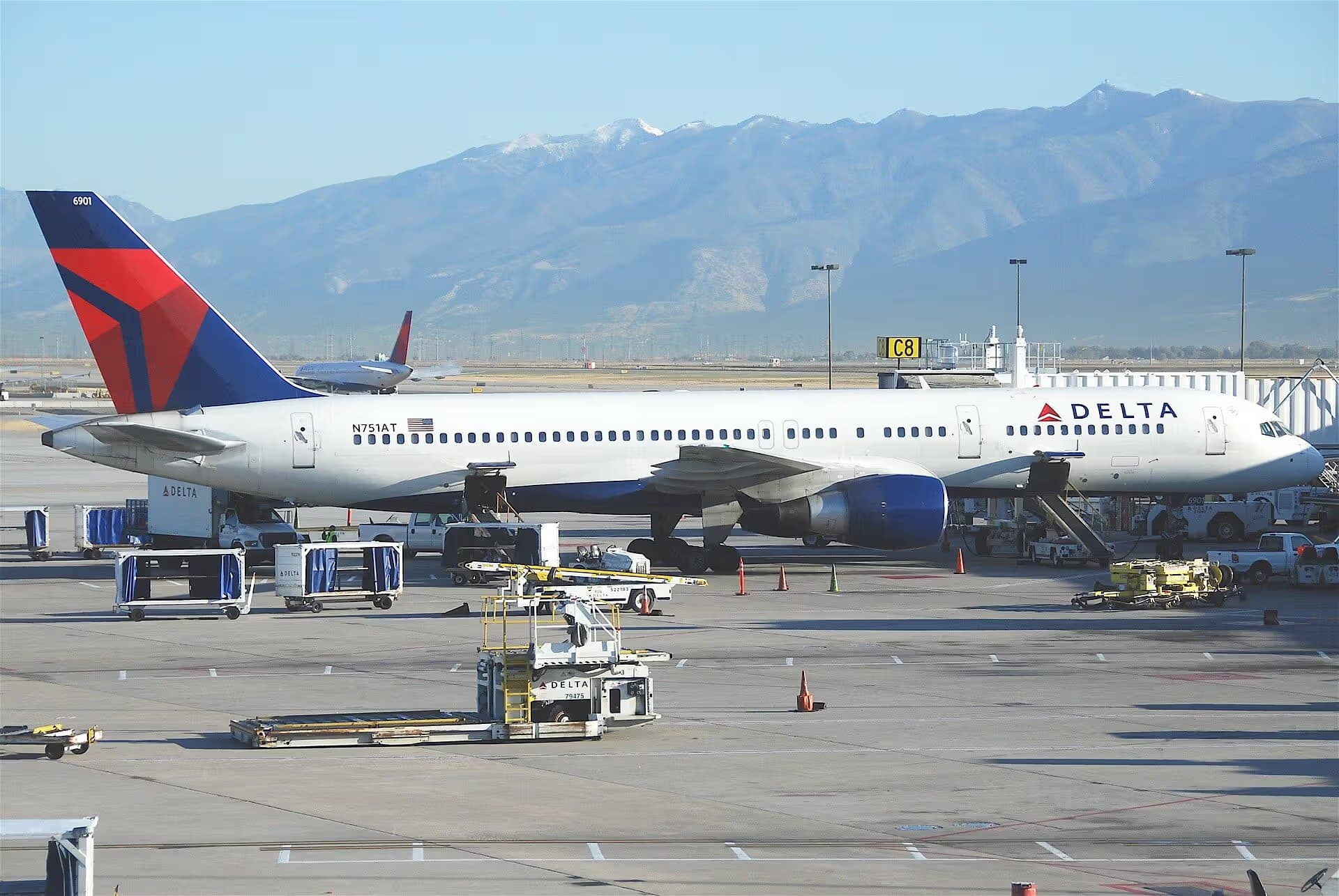 N751AT — Twin-engine aircraft