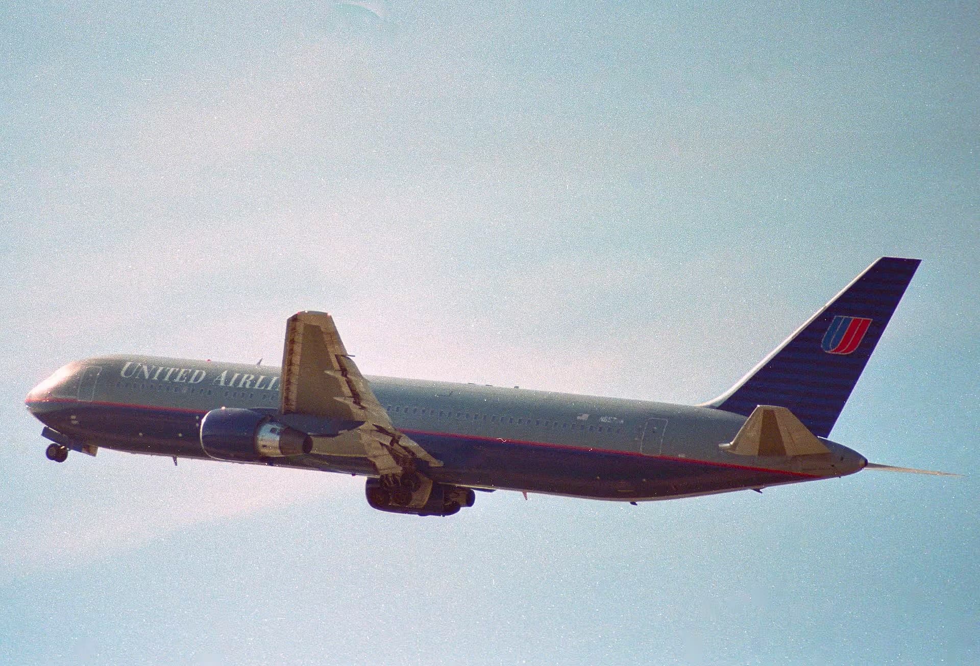 N657UA — Twin-engine aircraft