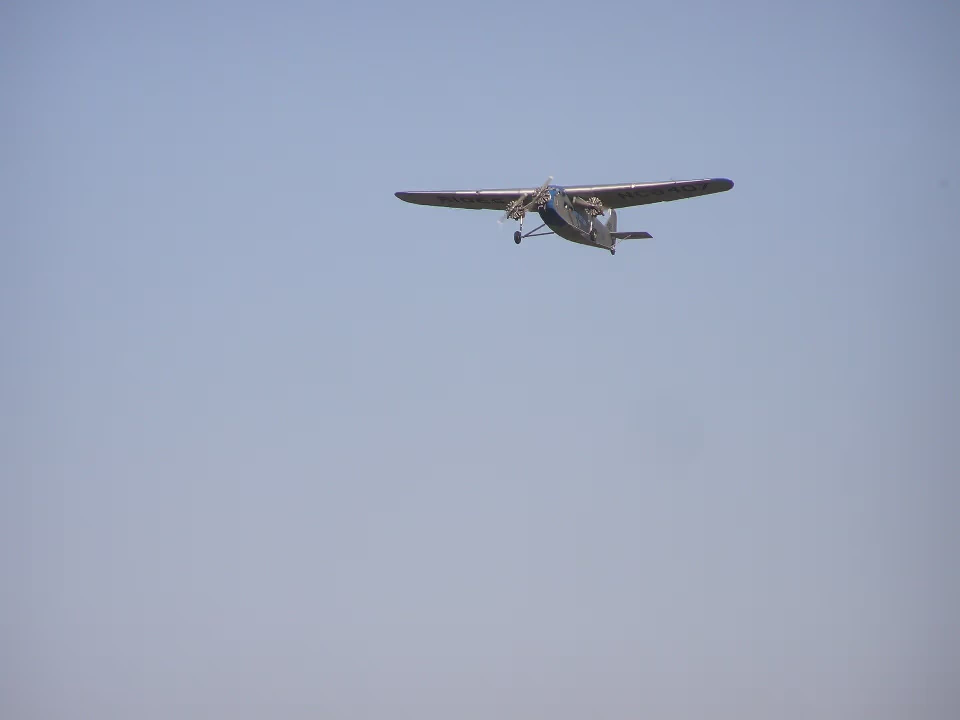 Unidentified — Twin-engine aircraft