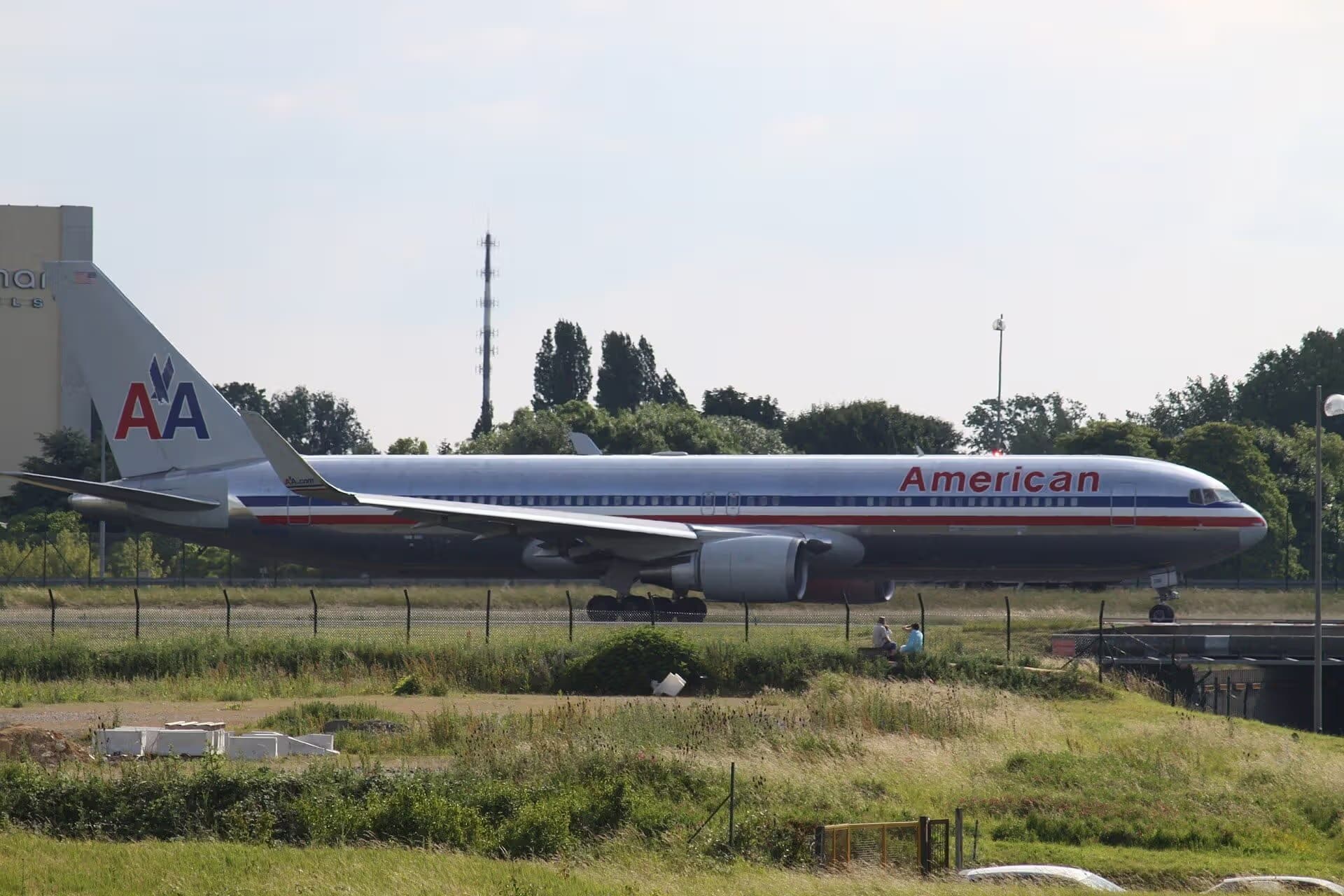 N389AA — Twin-engine aircraft