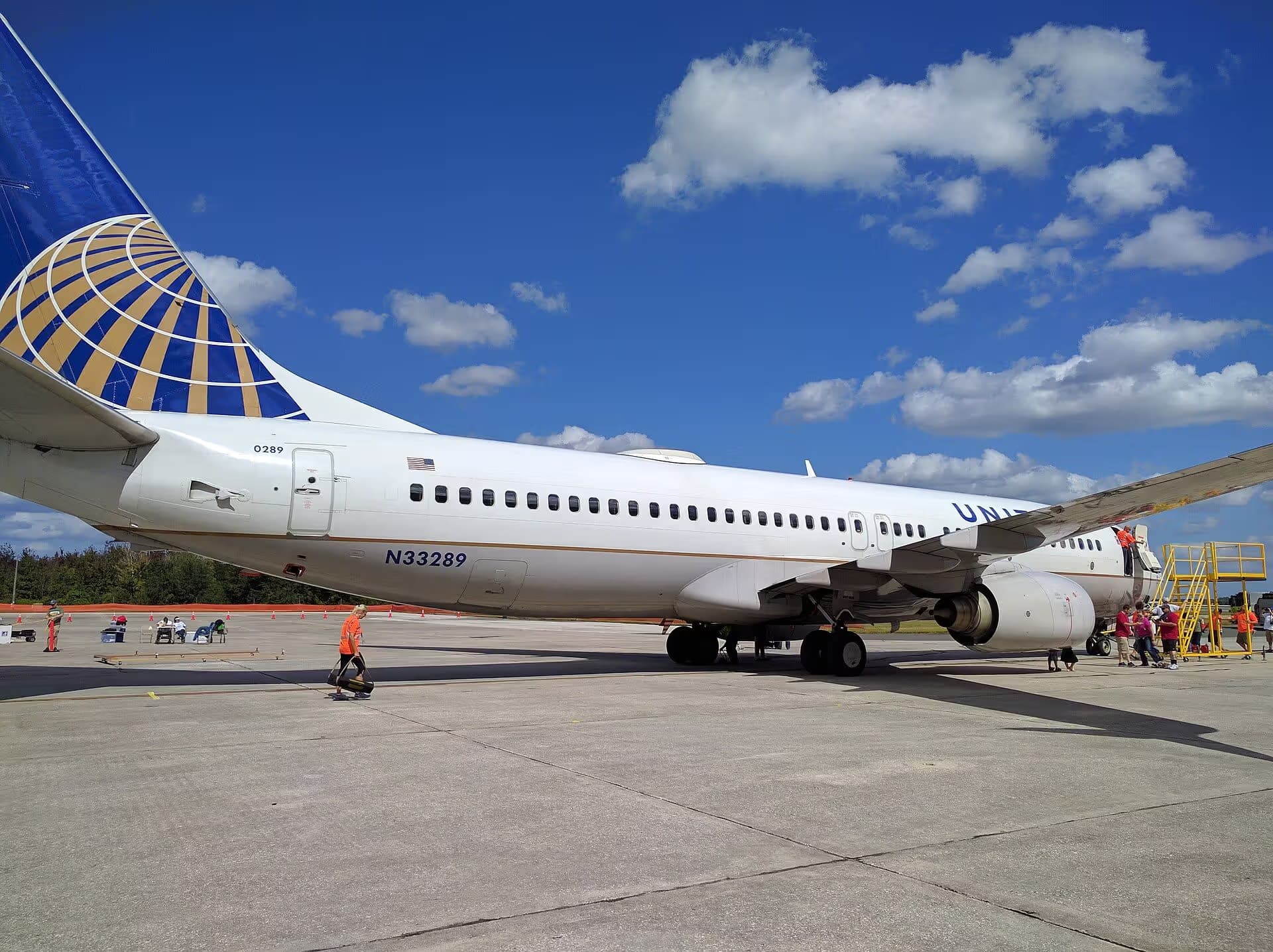 N33289 — Twin-engine aircraft
