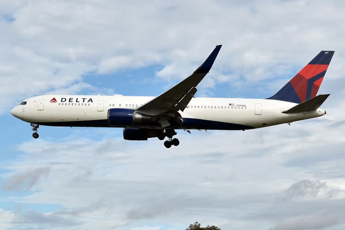 N394DL — Twin-engine aircraft