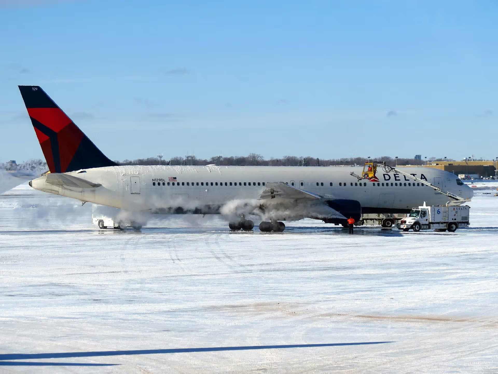 N129DL — Twin-engine aircraft
