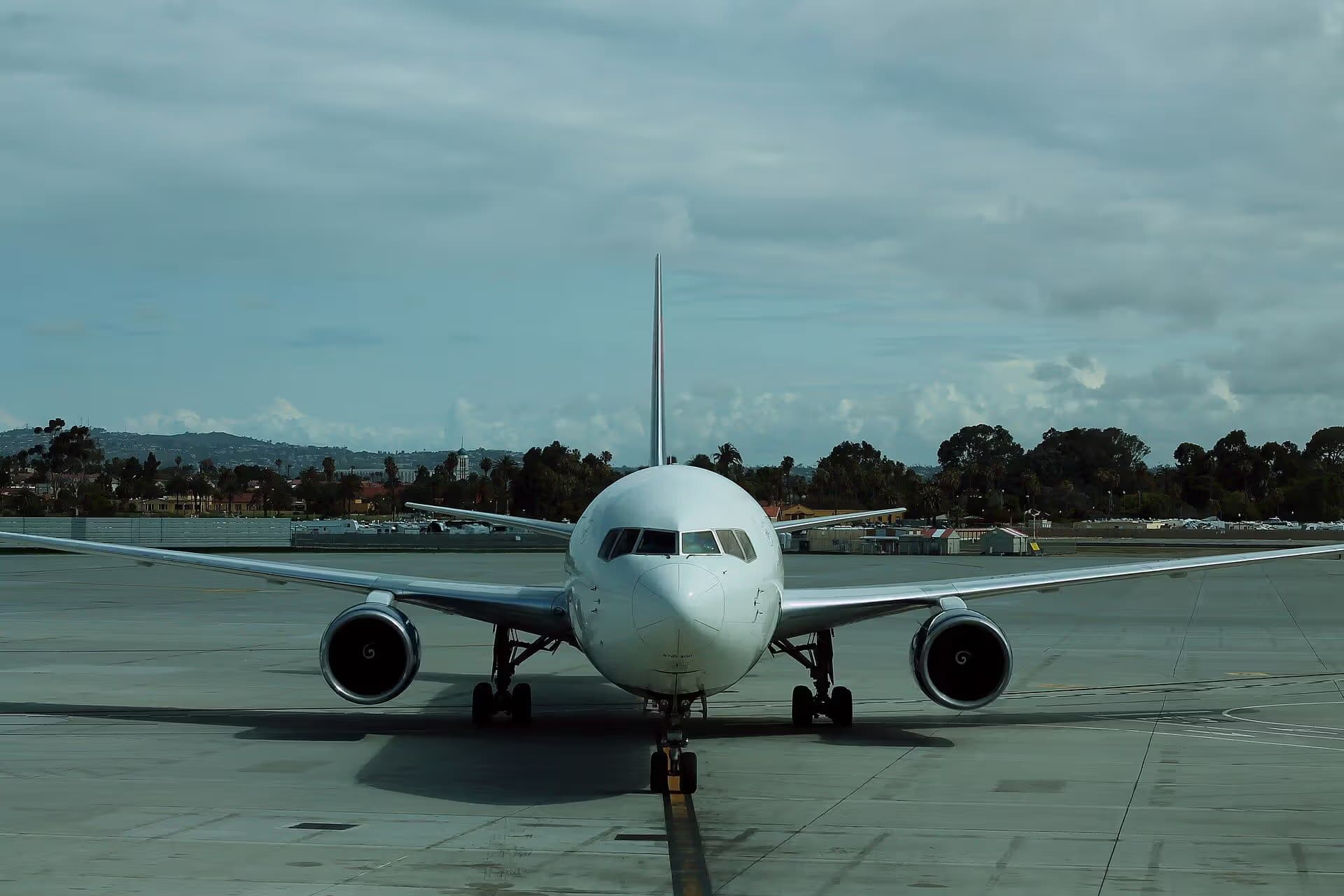 N138DL — Twin-engine aircraft