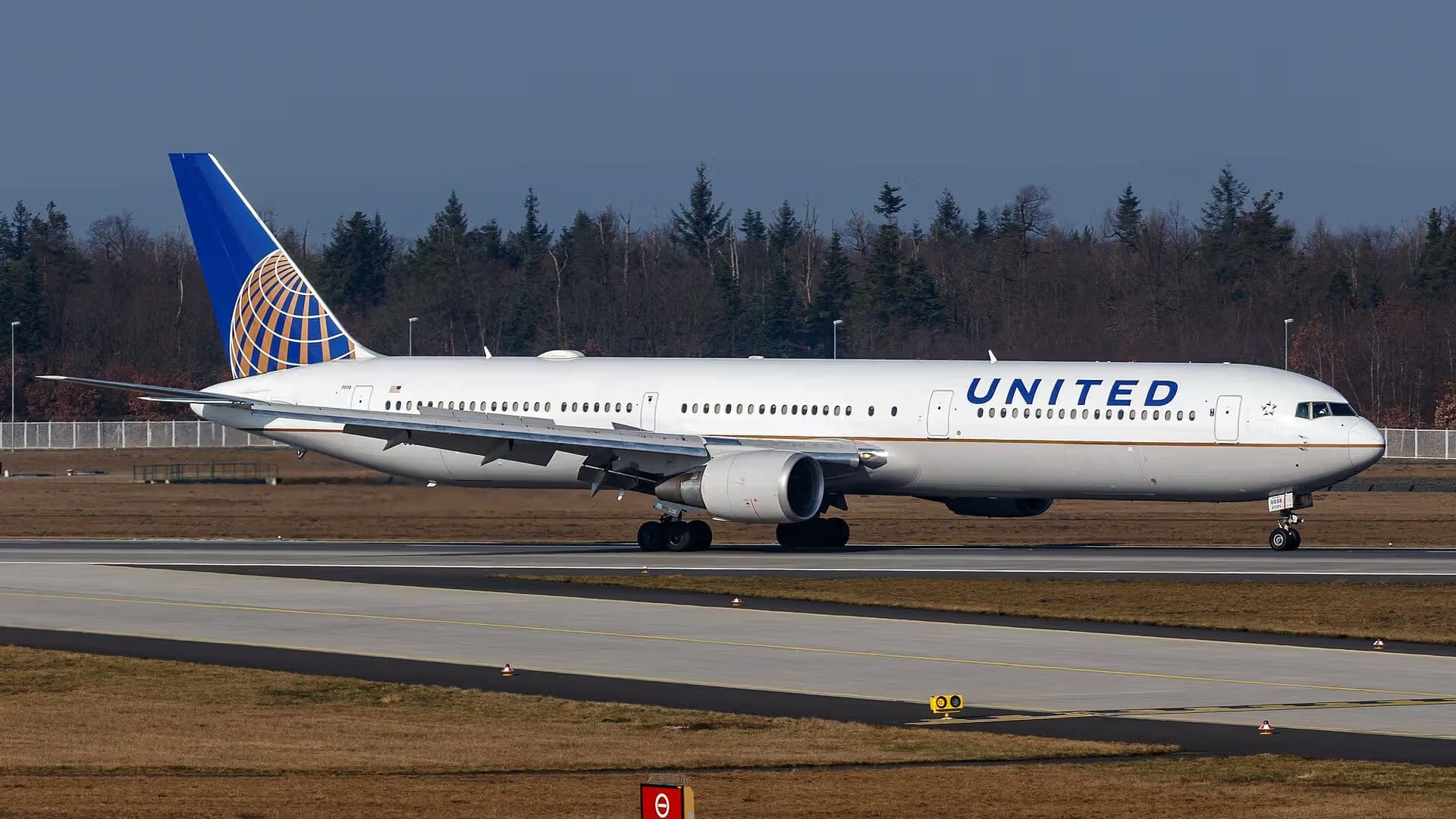 N67058 — Twin-engine aircraft