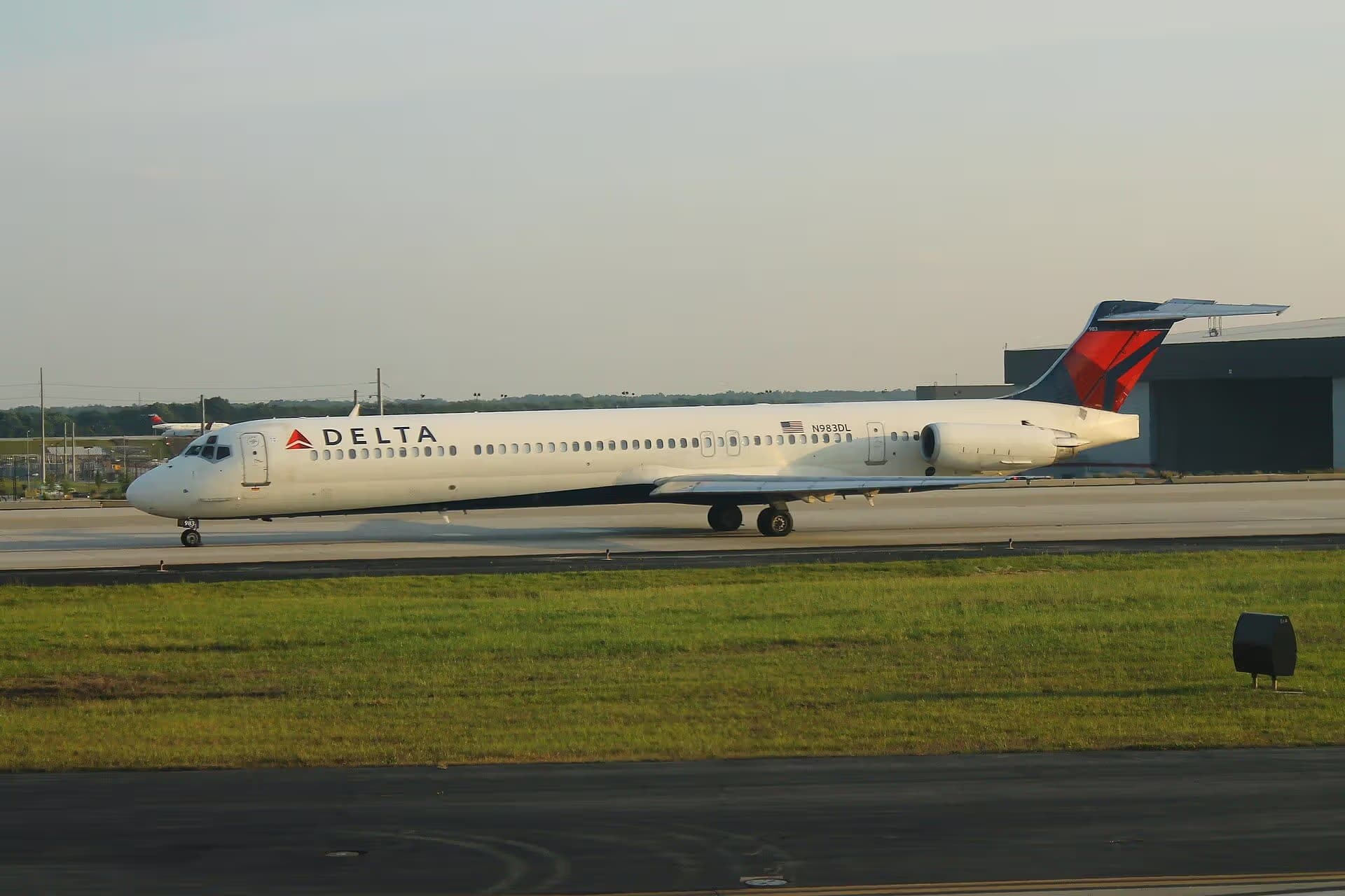 N983DL — Twin-engine aircraft