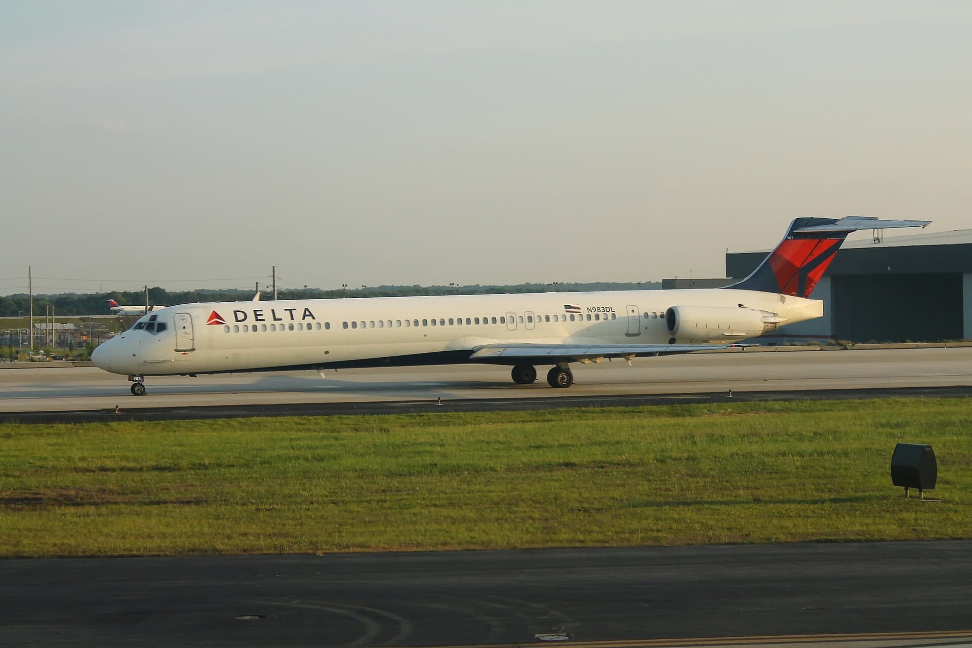 N983DL — Twin-engine aircraft