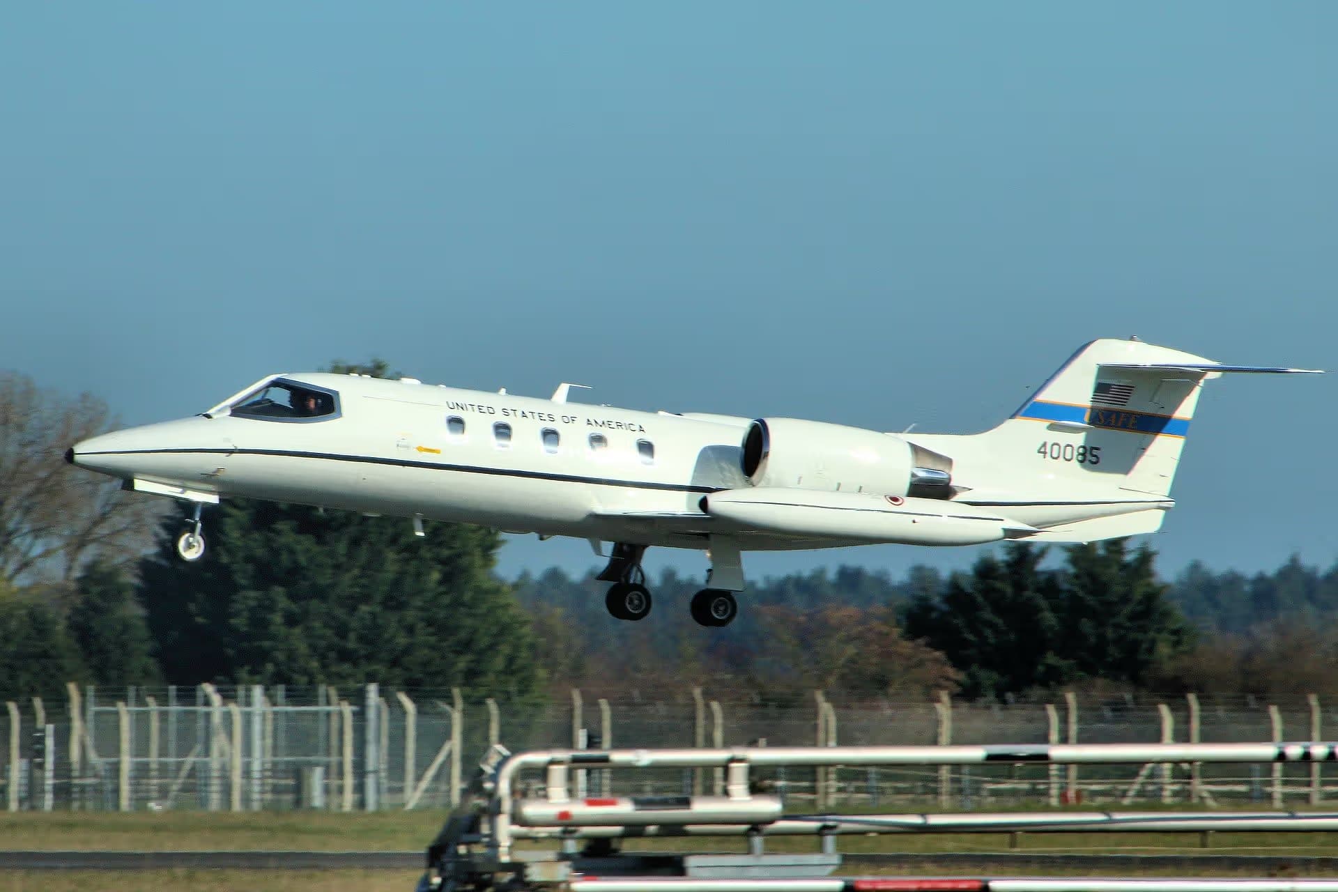 Unidentified — Business jet