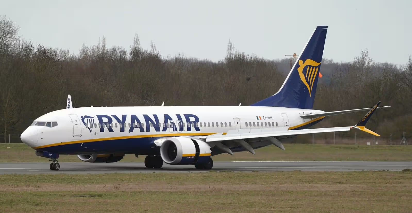EI-IHY — Twin-engine aircraft