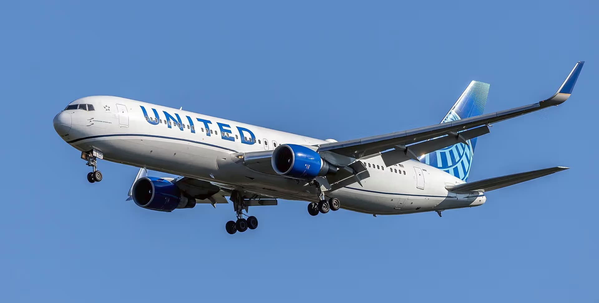N676UA — Twin-engine aircraft