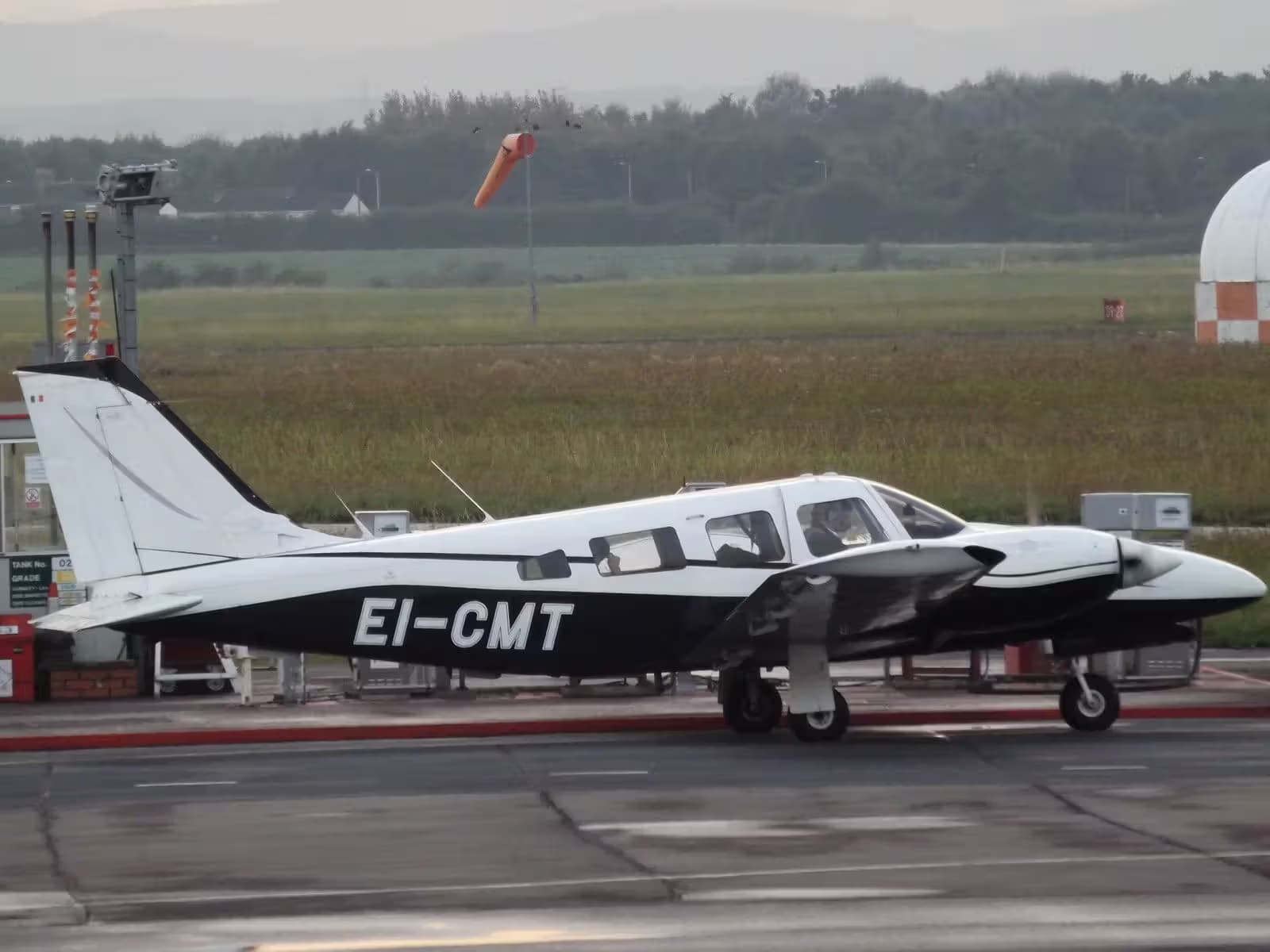 EI-CMT — Twin-engine aircraft