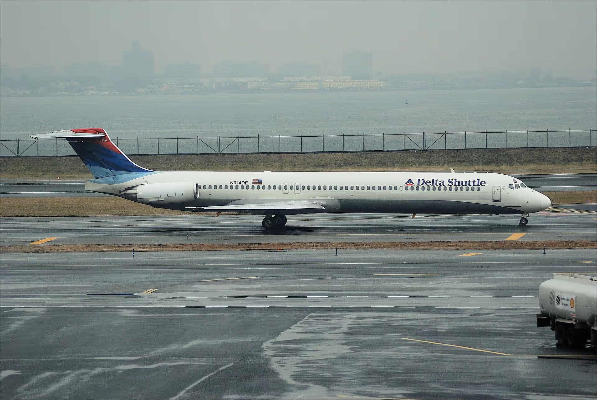 N914DE — Douglas