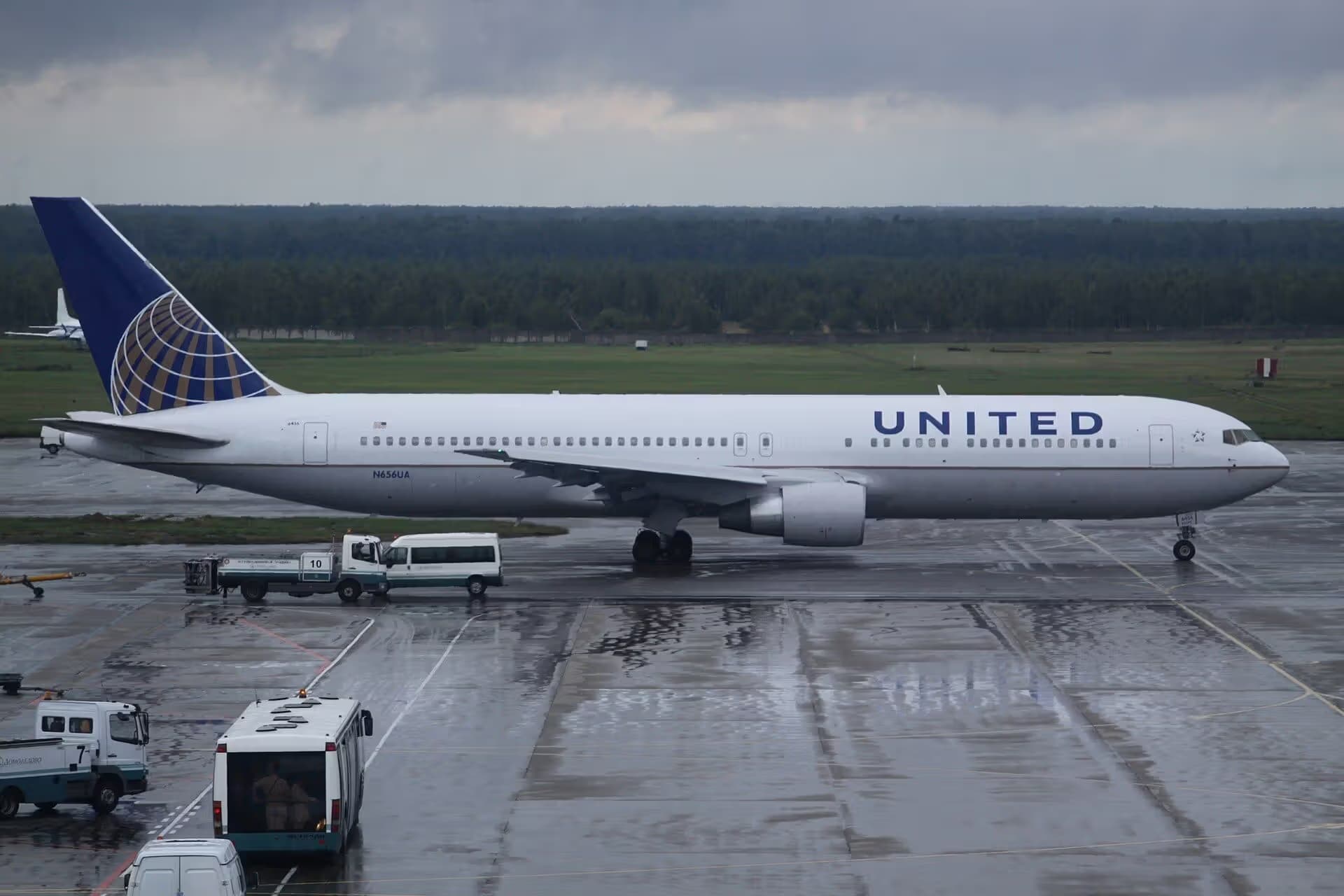 N656UA — Twin-engine aircraft