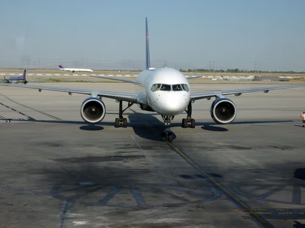 N695DL — Twin-engine aircraft