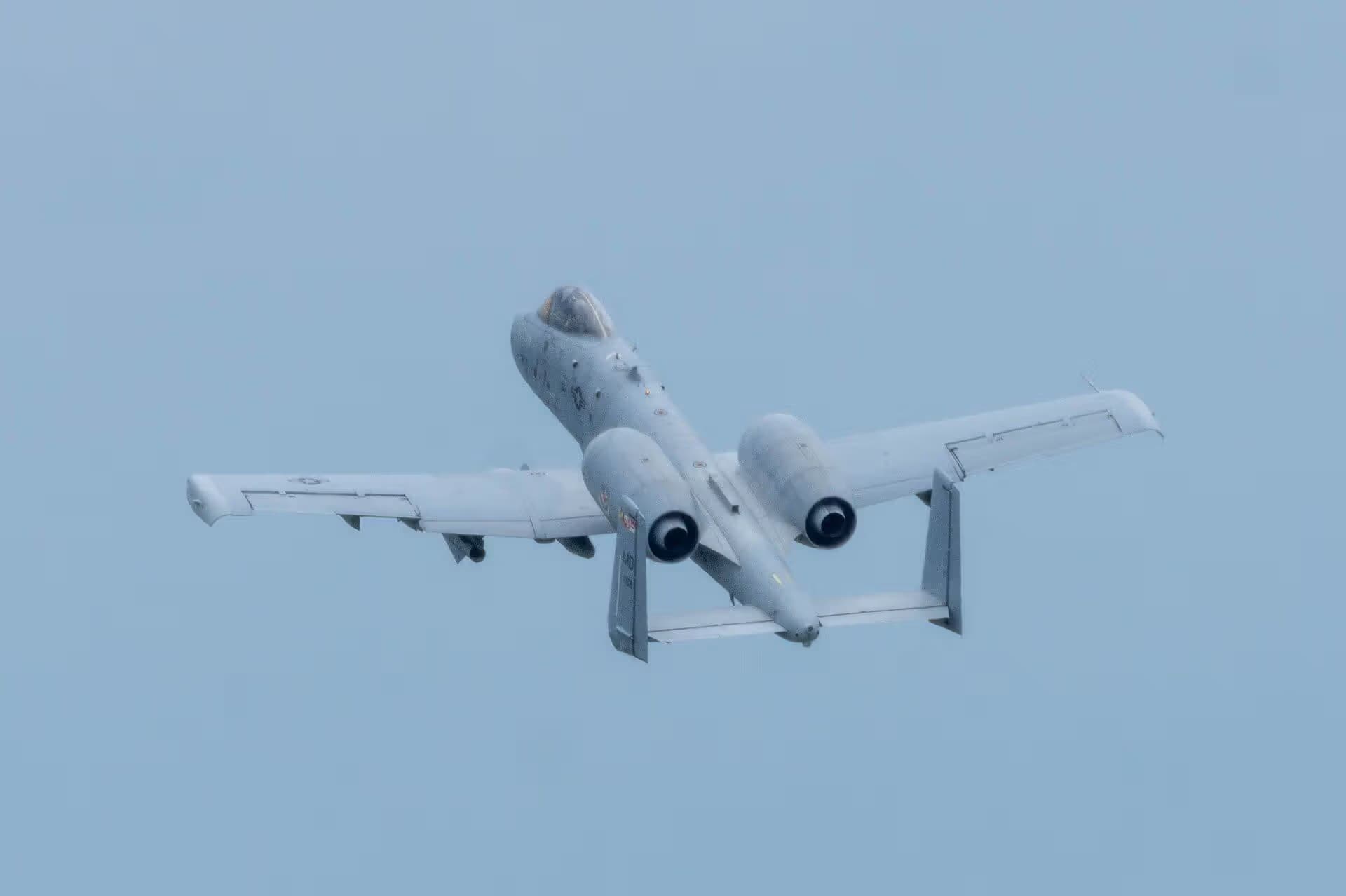 Unidentified — Twin-engine aircraft