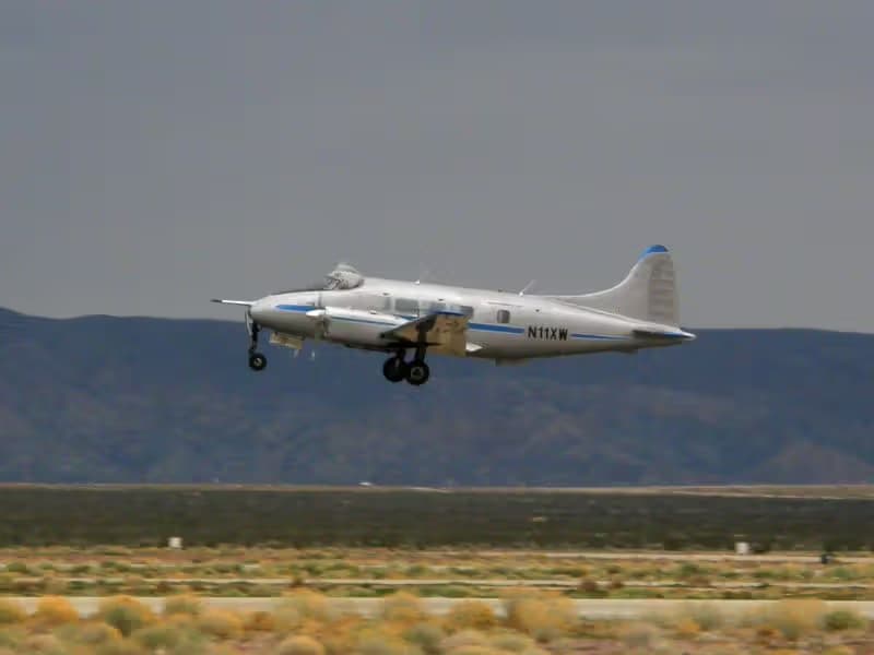 N11XW — Twin-engine aircraft