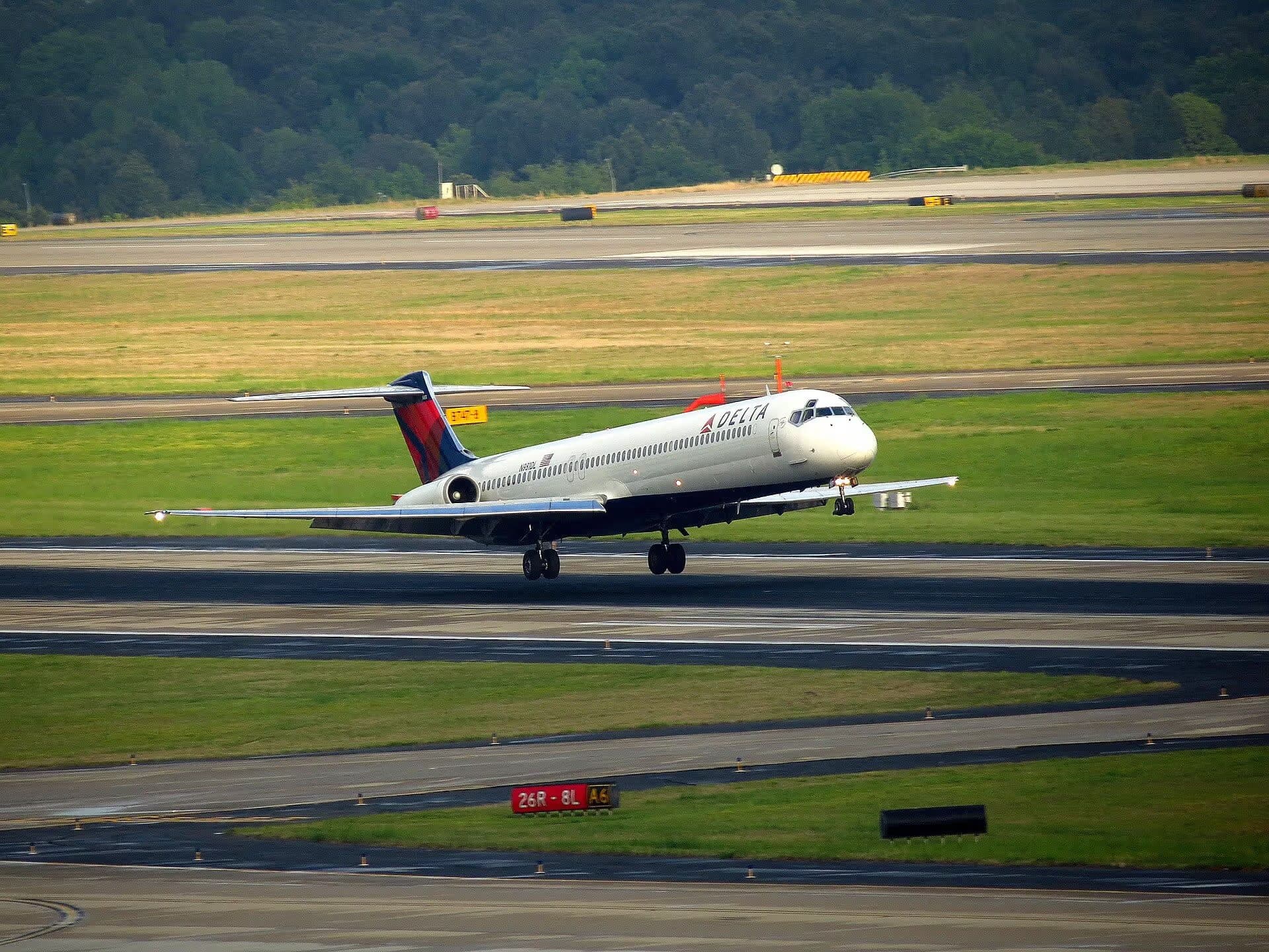 N981DL — Twin-engine aircraft