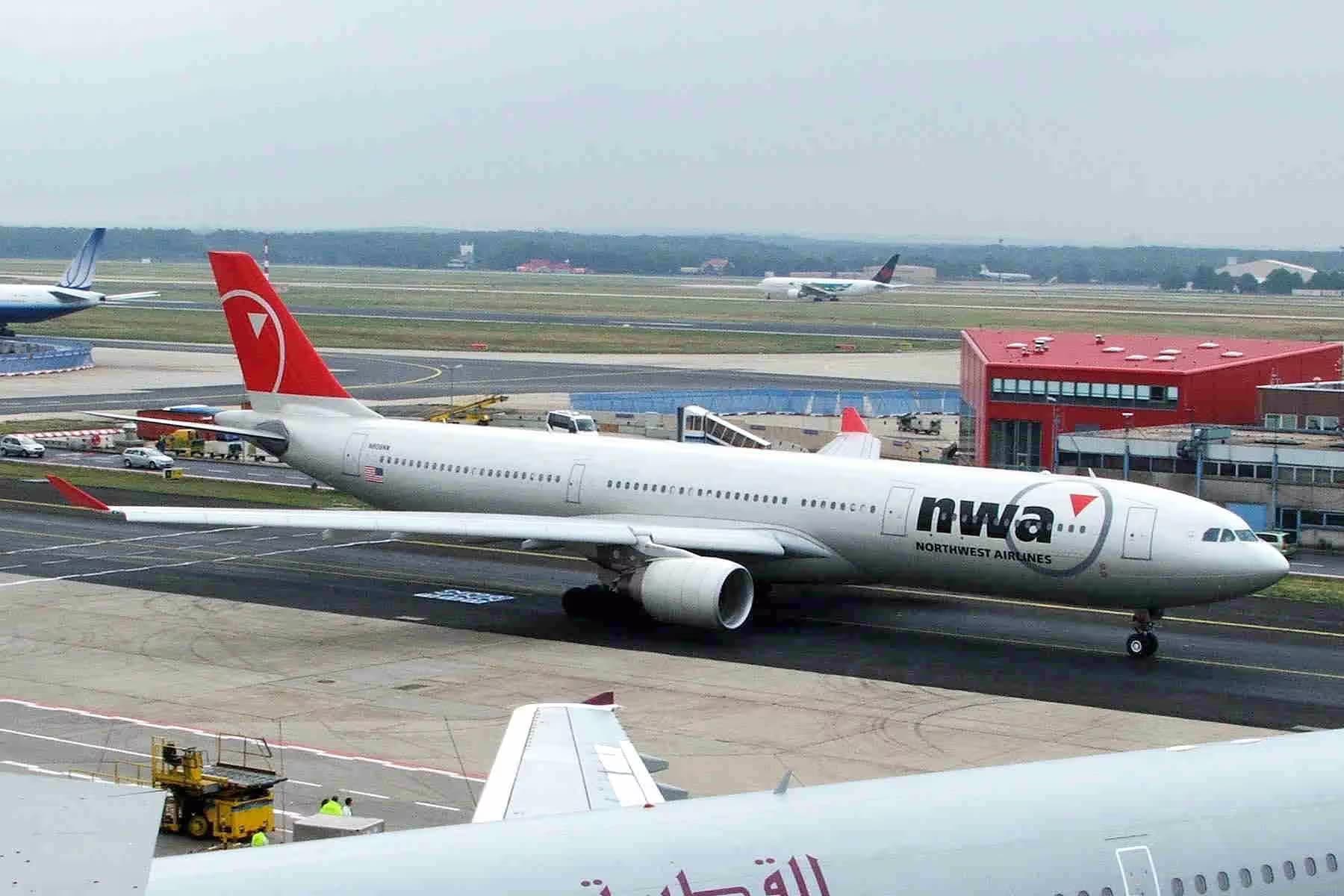 N808NW — Twin-engine aircraft