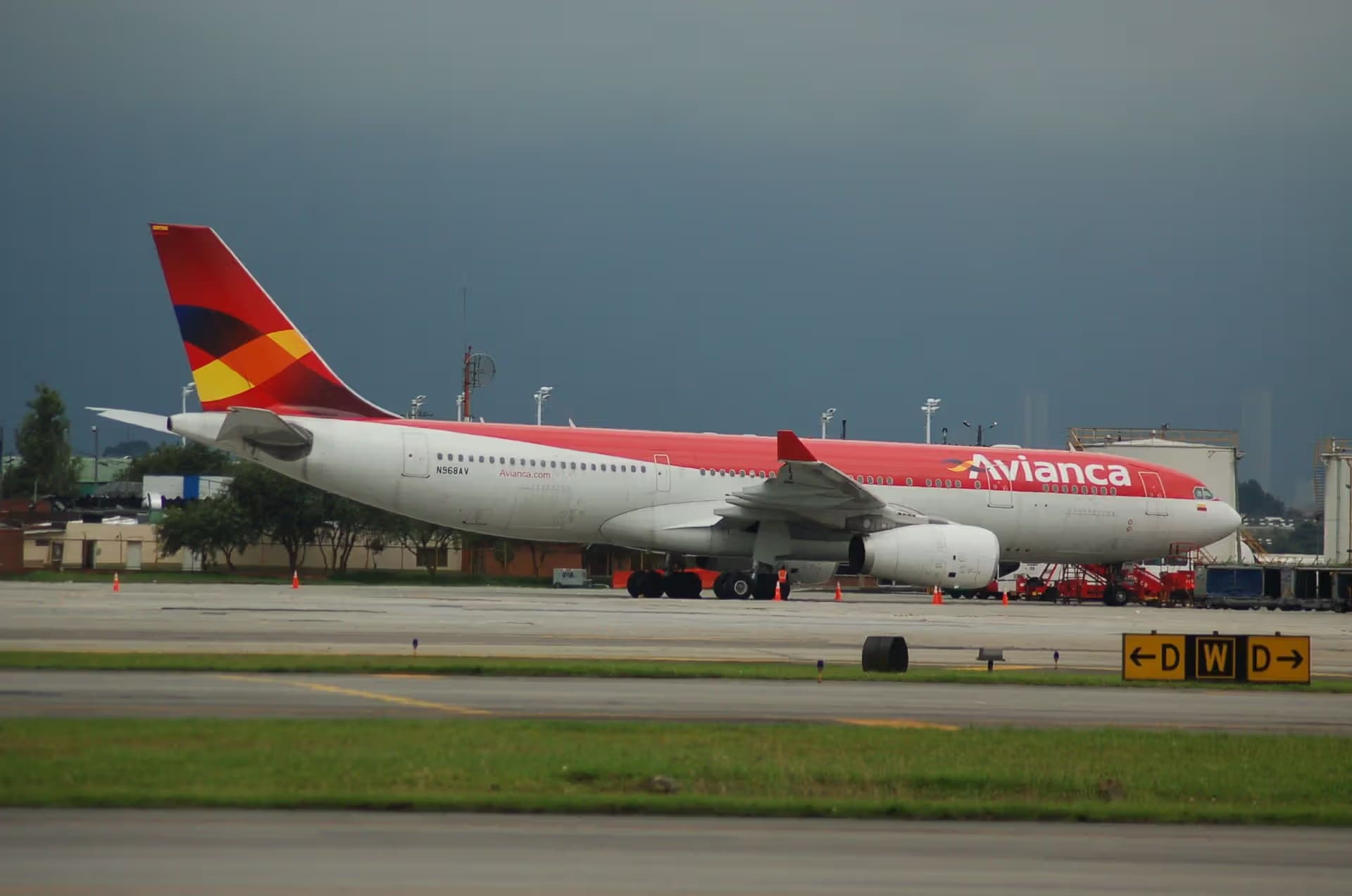 N968AV — Twin-engine aircraft